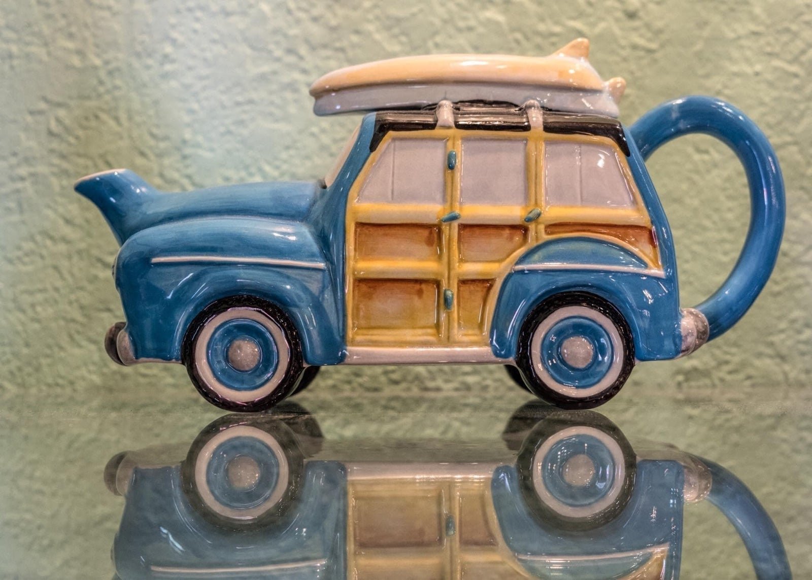 Woody wagon teapot