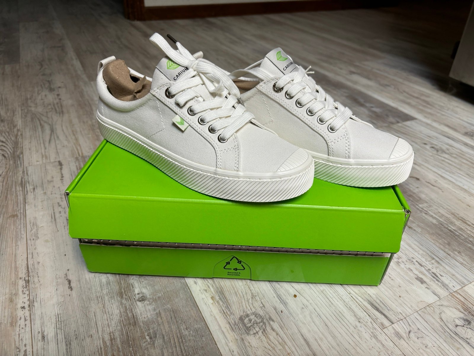 Cariuma OCA Low Sneakers Women’s 9.5 / Men’s 8