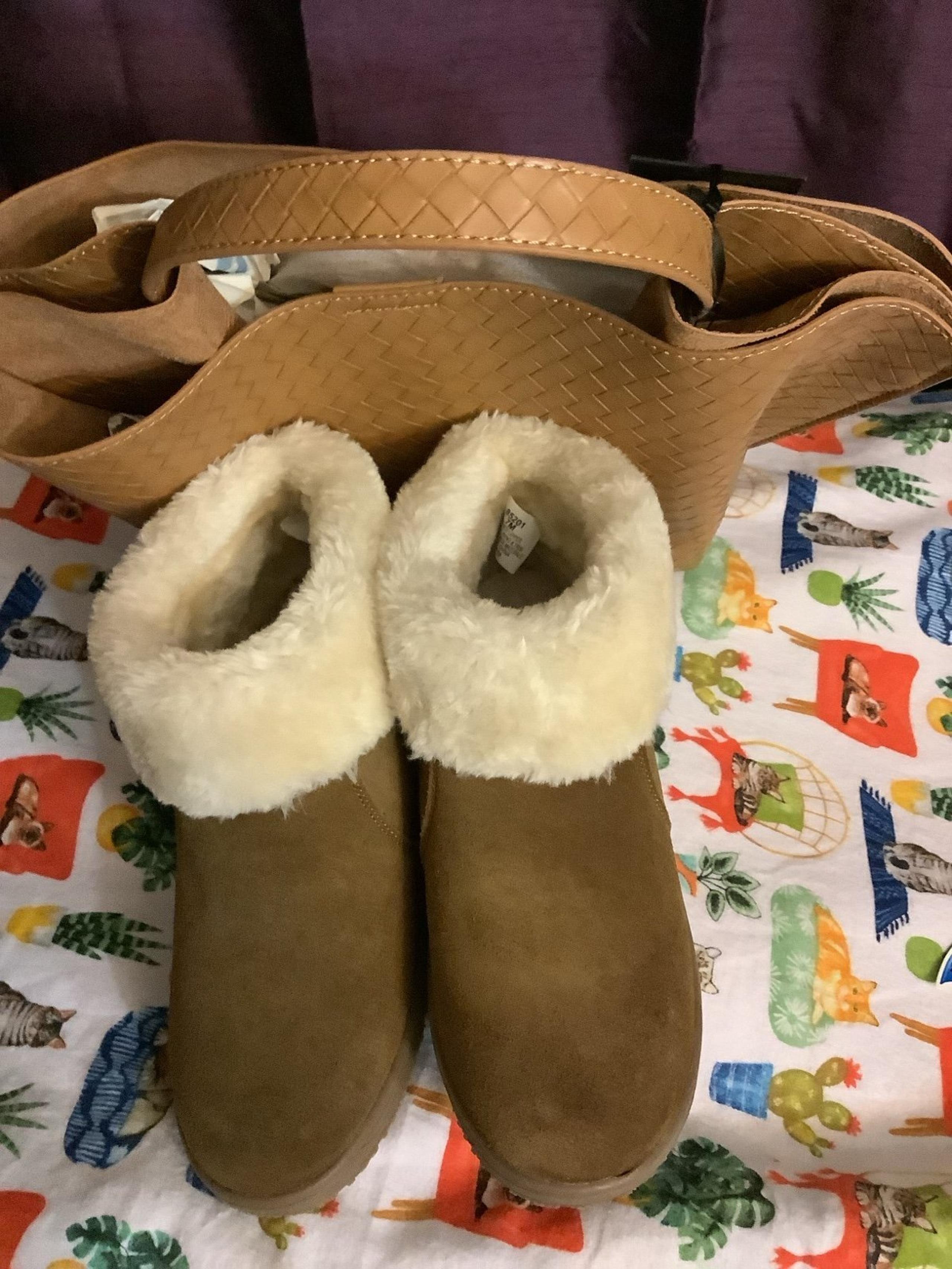 boots and women's purse

DINNET OAKA boots