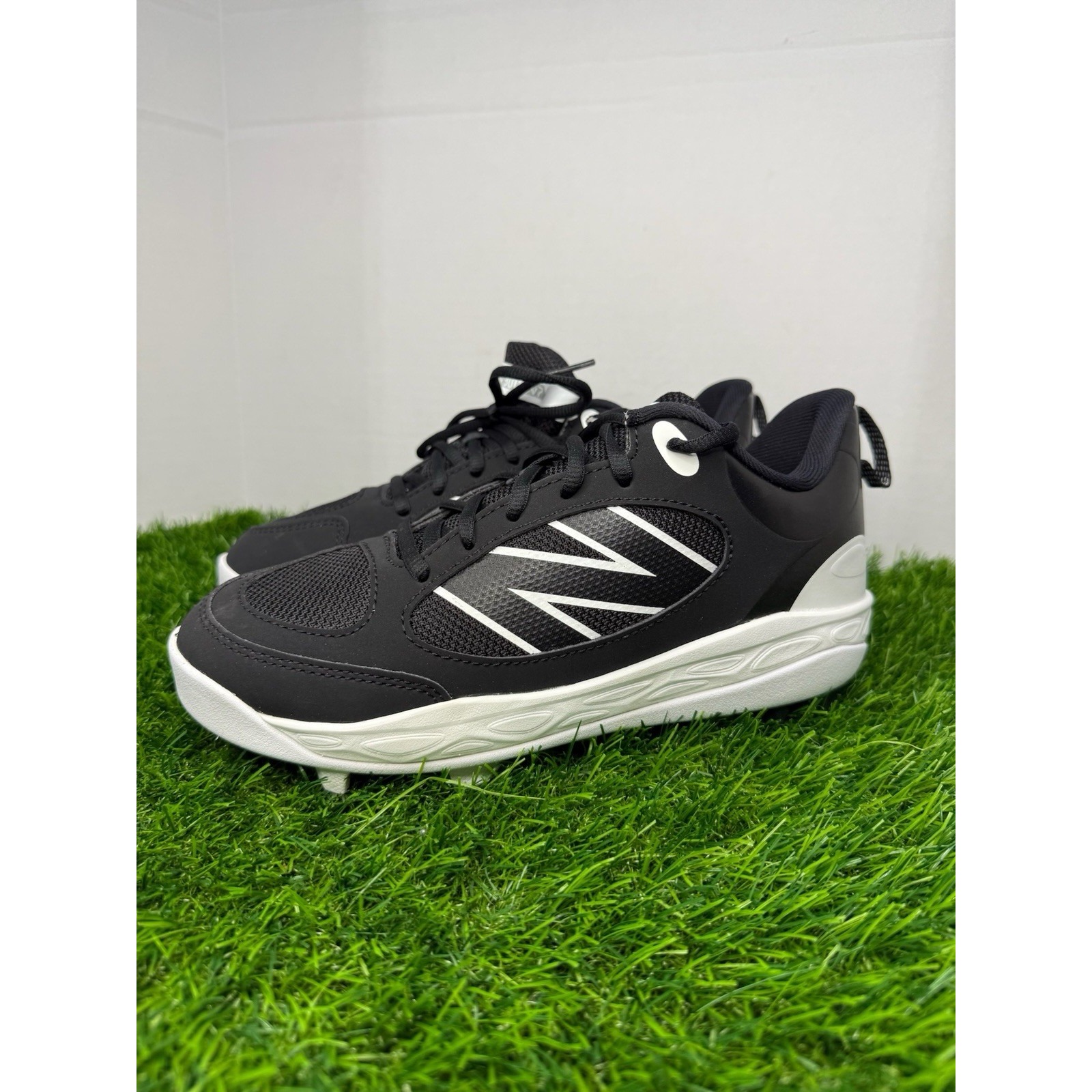 New Balance Fresh Foam 3000v7 Molded Cleats – Black/White Boys Size 5.5