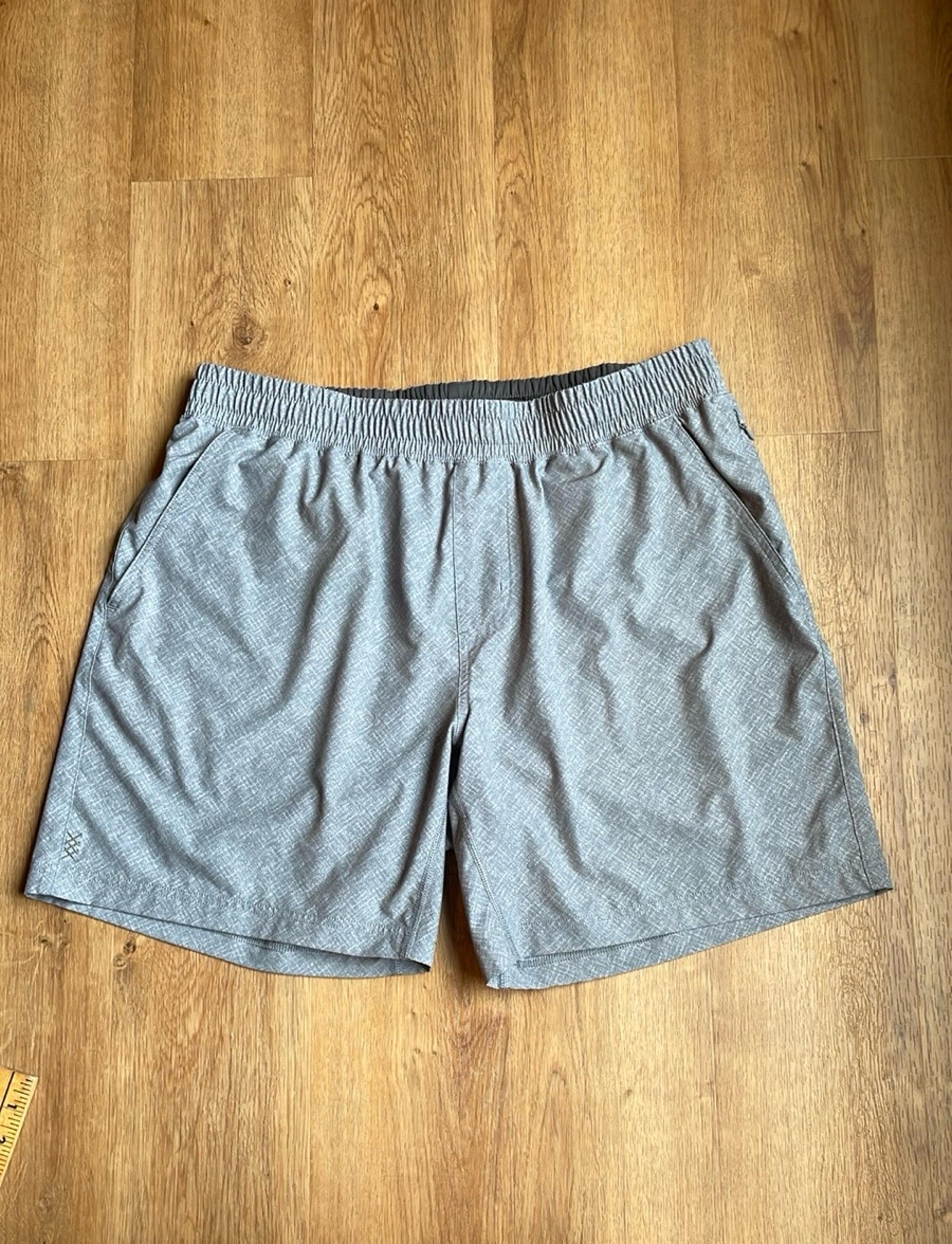 Rhone Mako Short