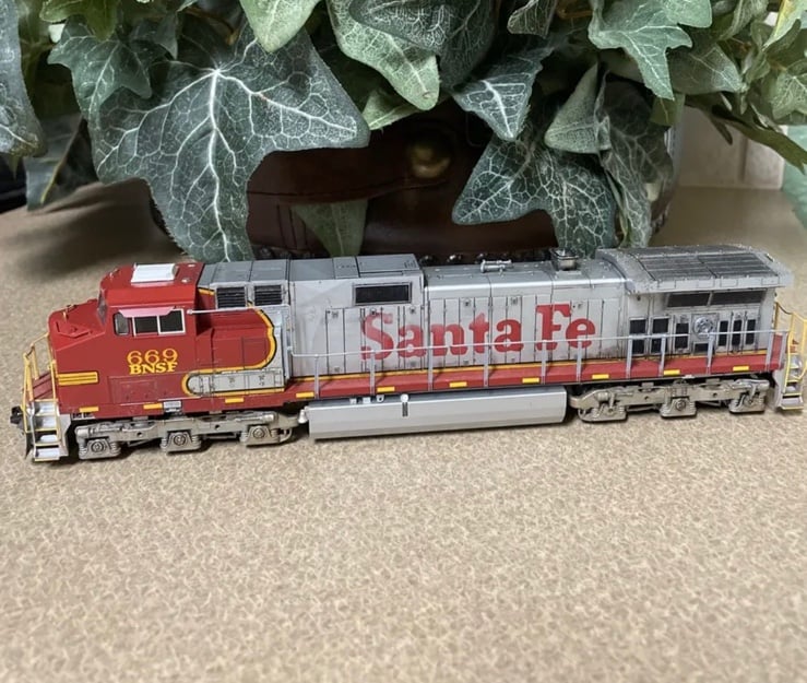 Kato ho scale c44-9w santa fe