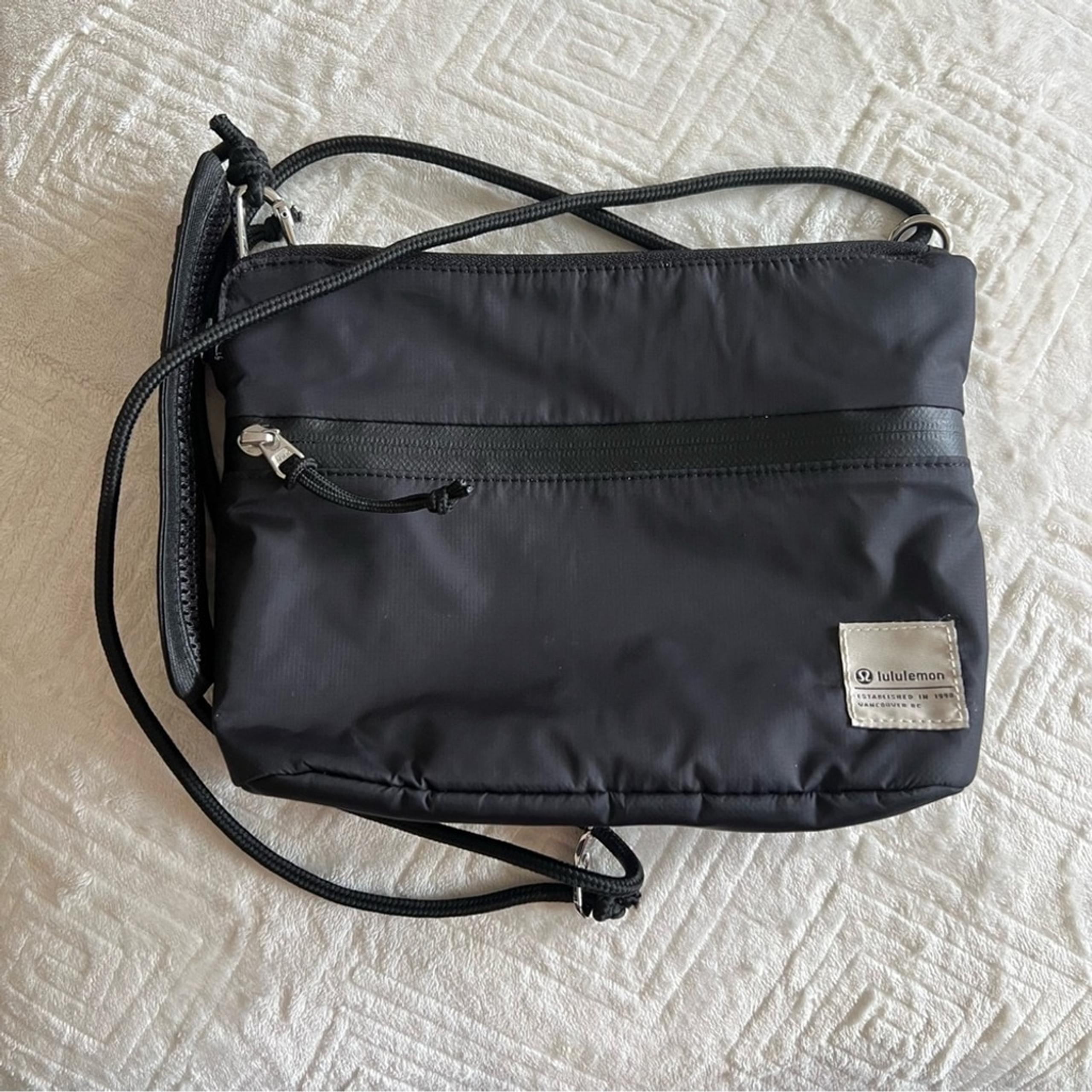 Lululemon Patch Logo Crossbody Bag 2.5L in Black