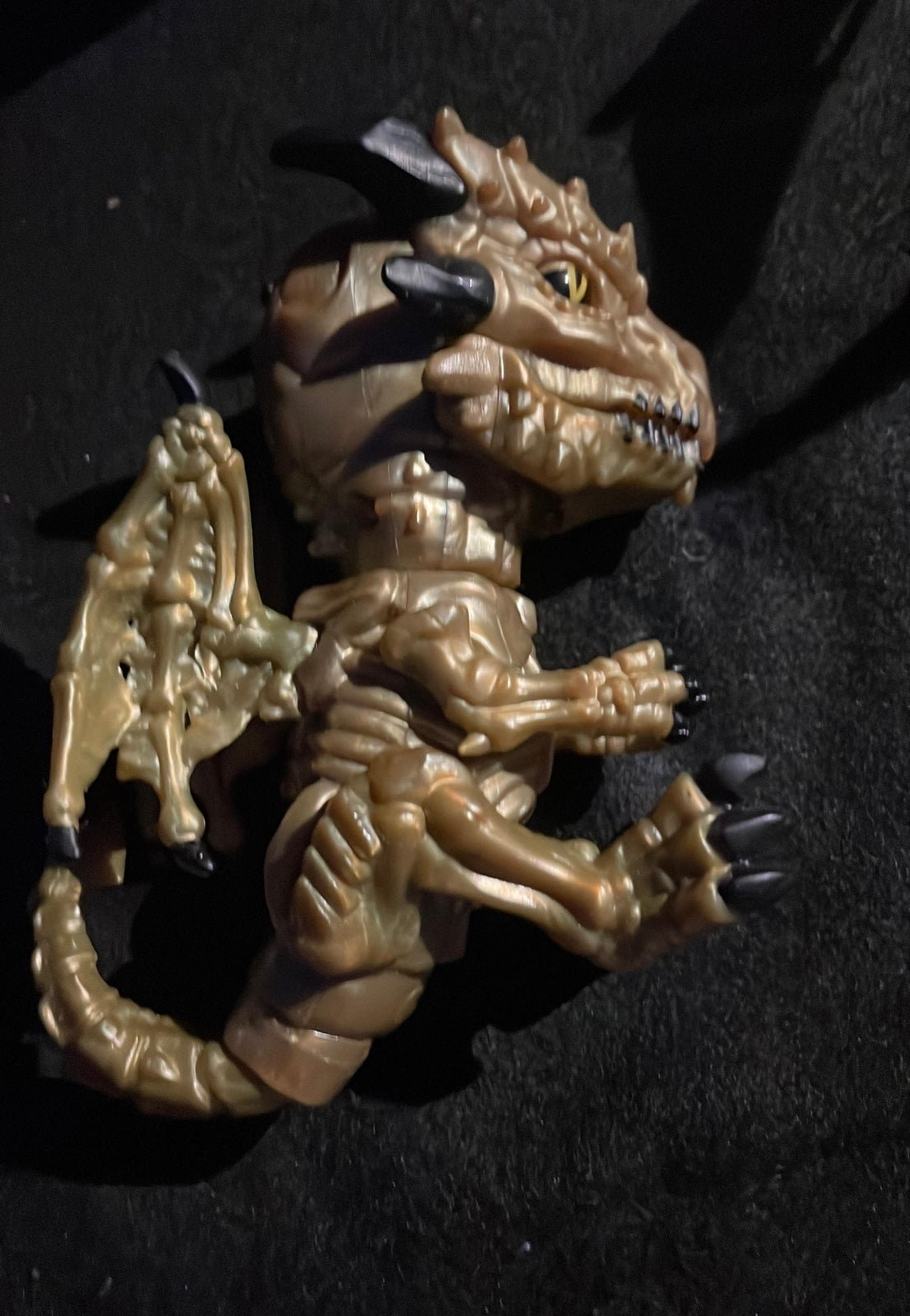 Wowwee dinosaur action figure growls and turns head