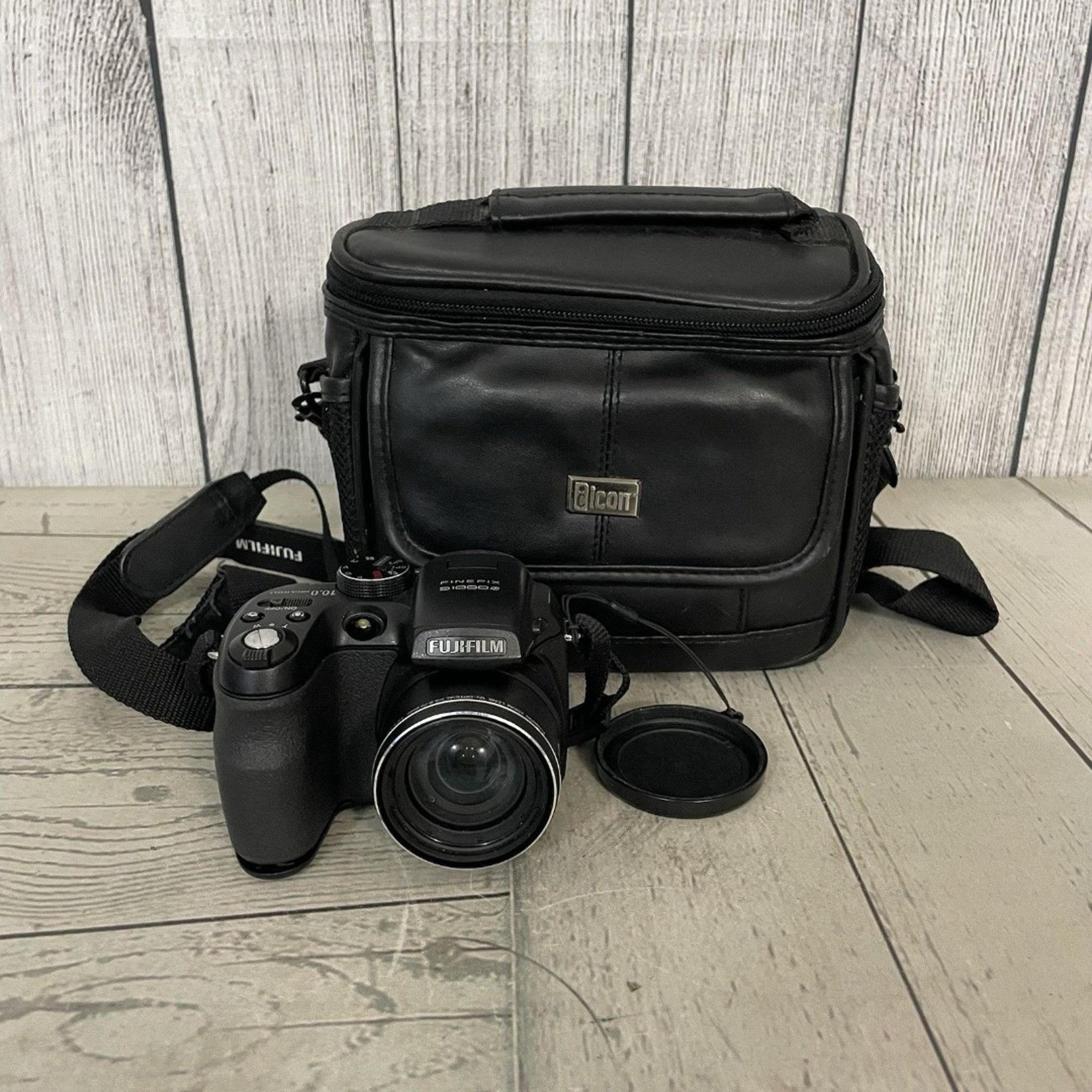 Fuji Fujifilm Finepix S1000 FD 10MP Digital Camera 12x Zoom w/ 2GB SD Card