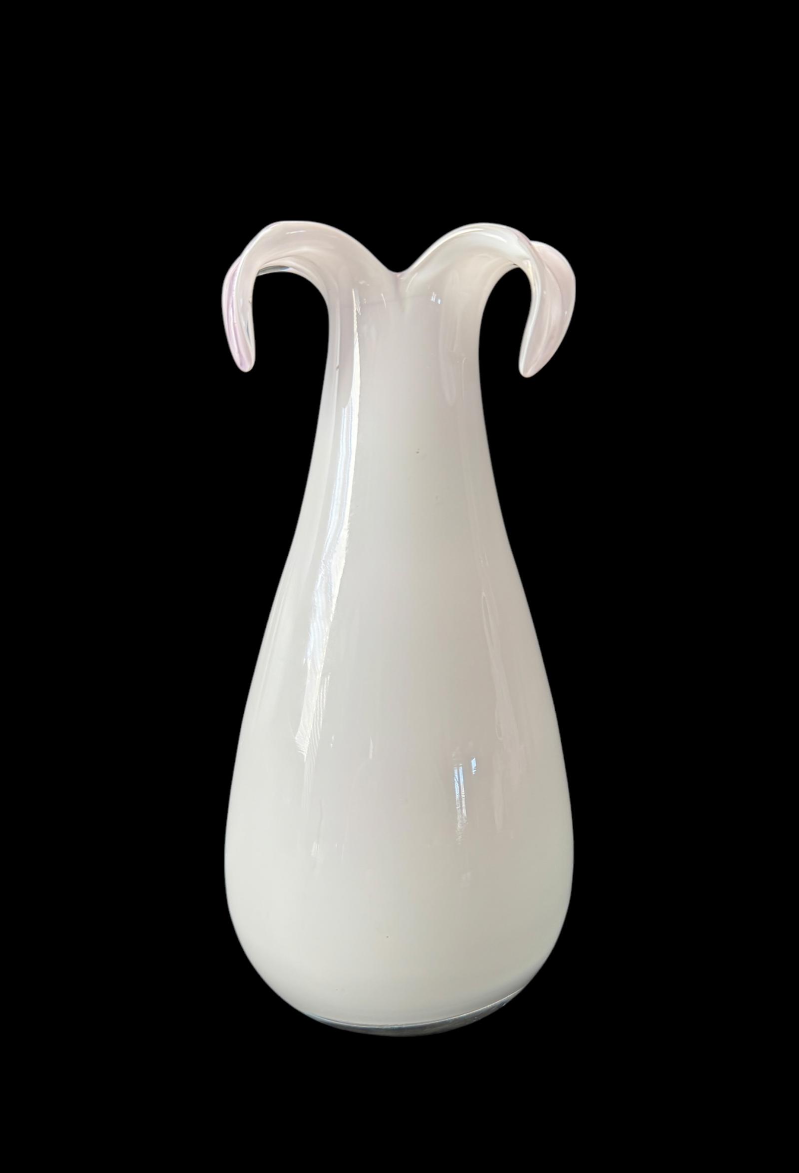Gorgeous Design Cased Glass Vase White Lavendar Petals Flower China Delicate