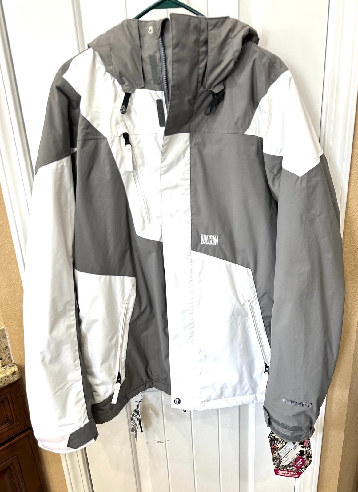 Volcom Men’s Snowboard Jacket, Men’s Volcom Size M, Gray & White Snowboarding