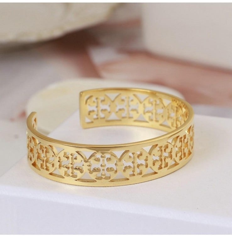 Tory burch cuff Gold bracelet with tory burch logo