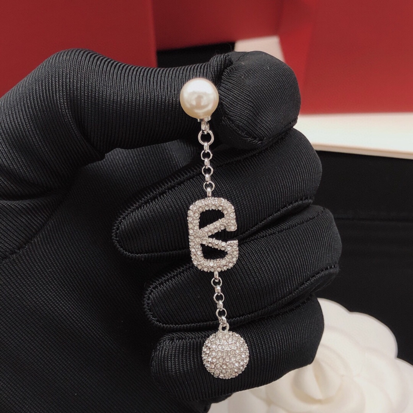Silver earrings with tassel and diamond