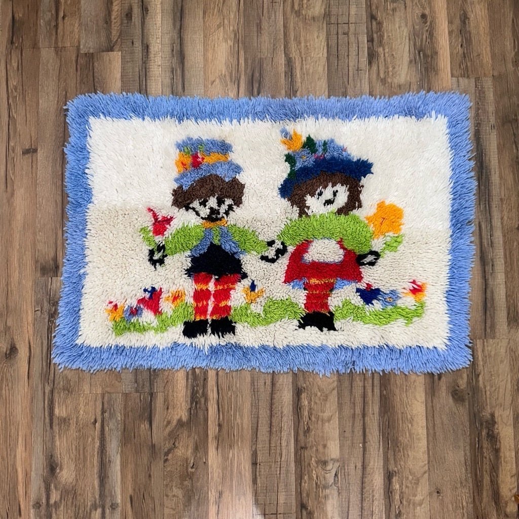 VINTAGE! Latch Hook Rug, Kids, multicolored!