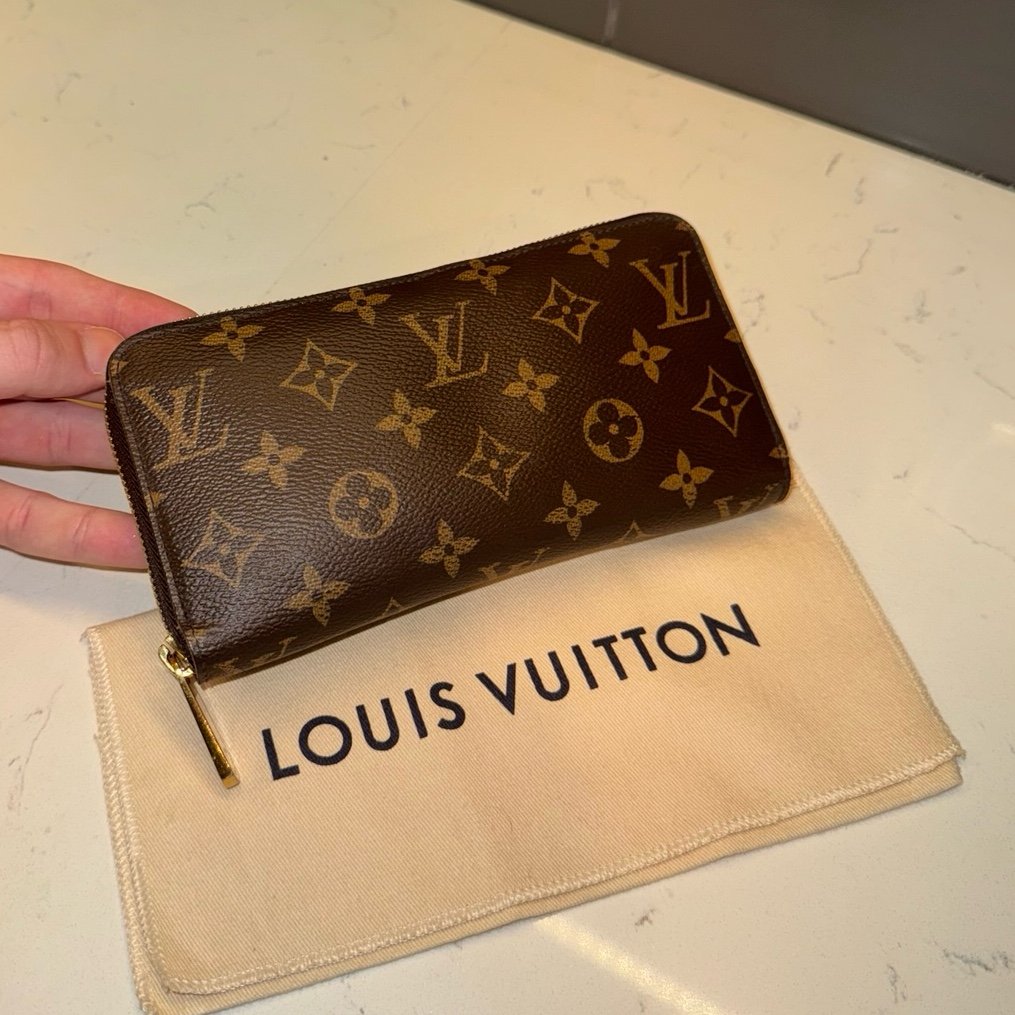 Louis Vuitton monogram zippy wallet fuschia interior