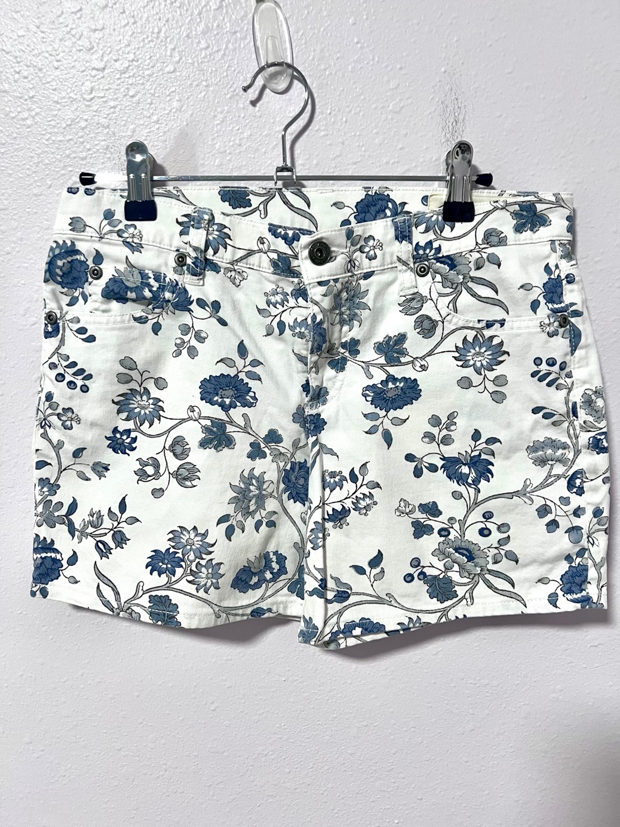 TWO Vince Camuto Blue and White Jean Shorts Floral Design 26