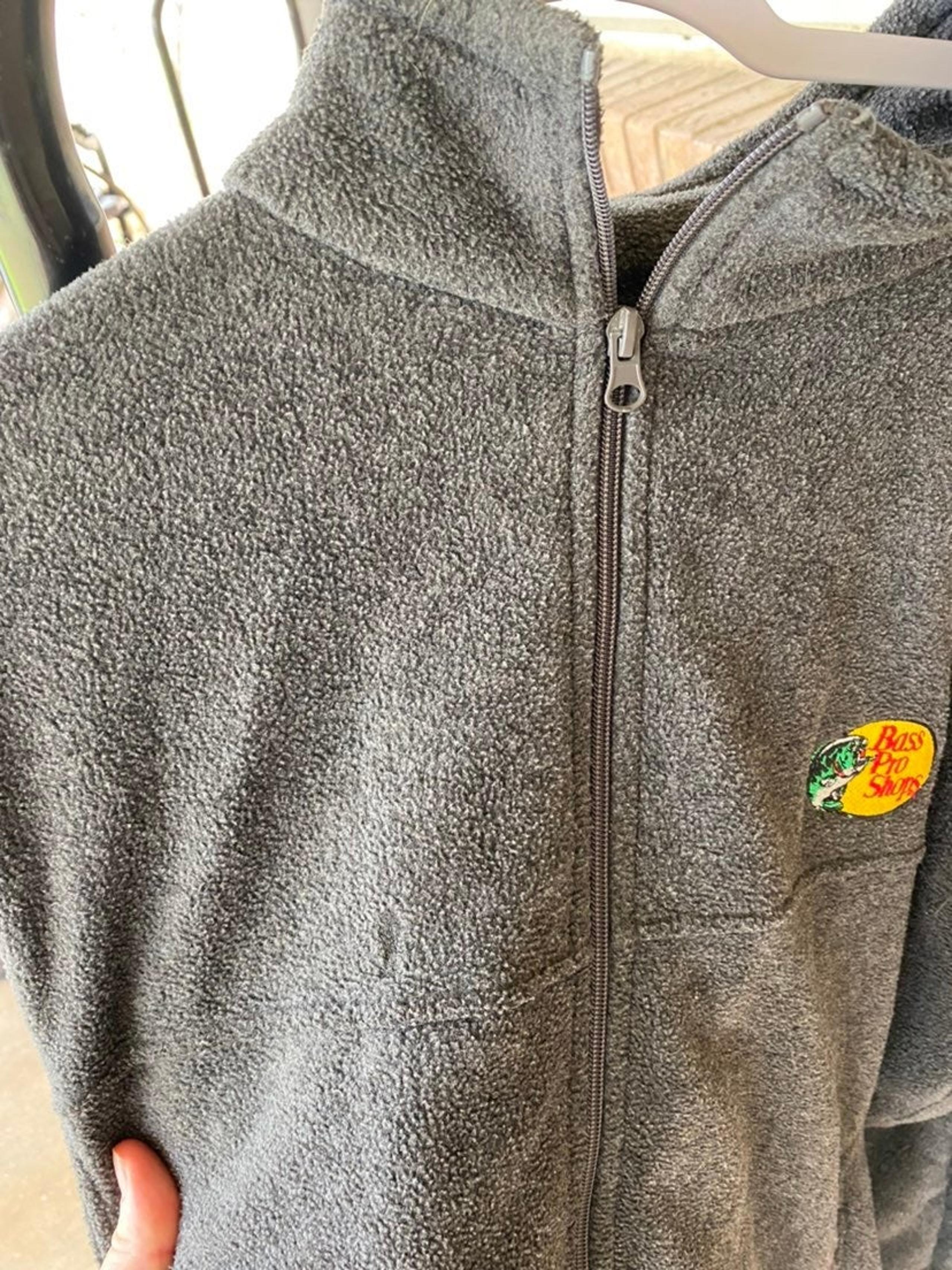 BASS PRO SHOPS ZIP UP JACKET