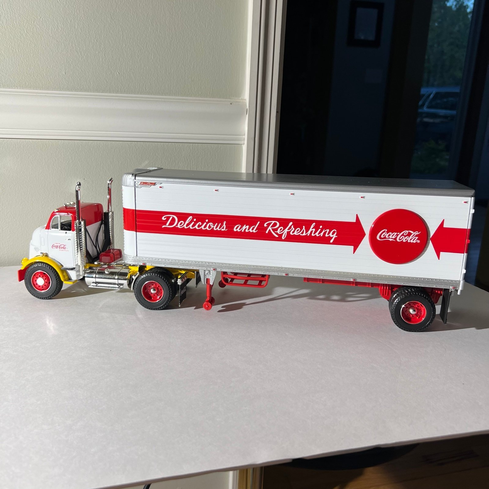 ERTL Coca-Cola 1954 GMC Semi Truck With Great Dane Trailer 1/25 White Cab H843