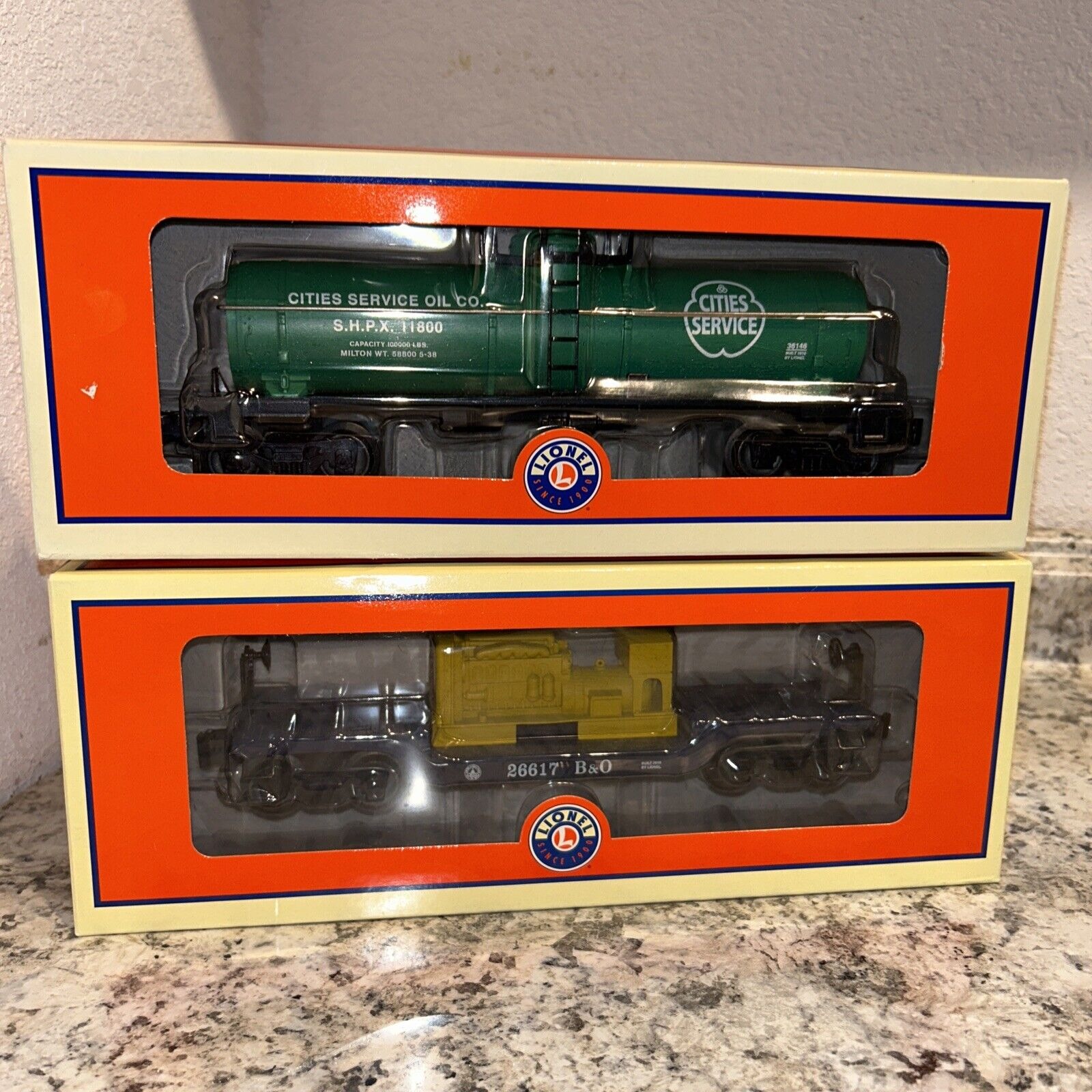 Lionel - Cities Service Single Dome Tank Car & Flat Generator 6-36146 - O-Gauge