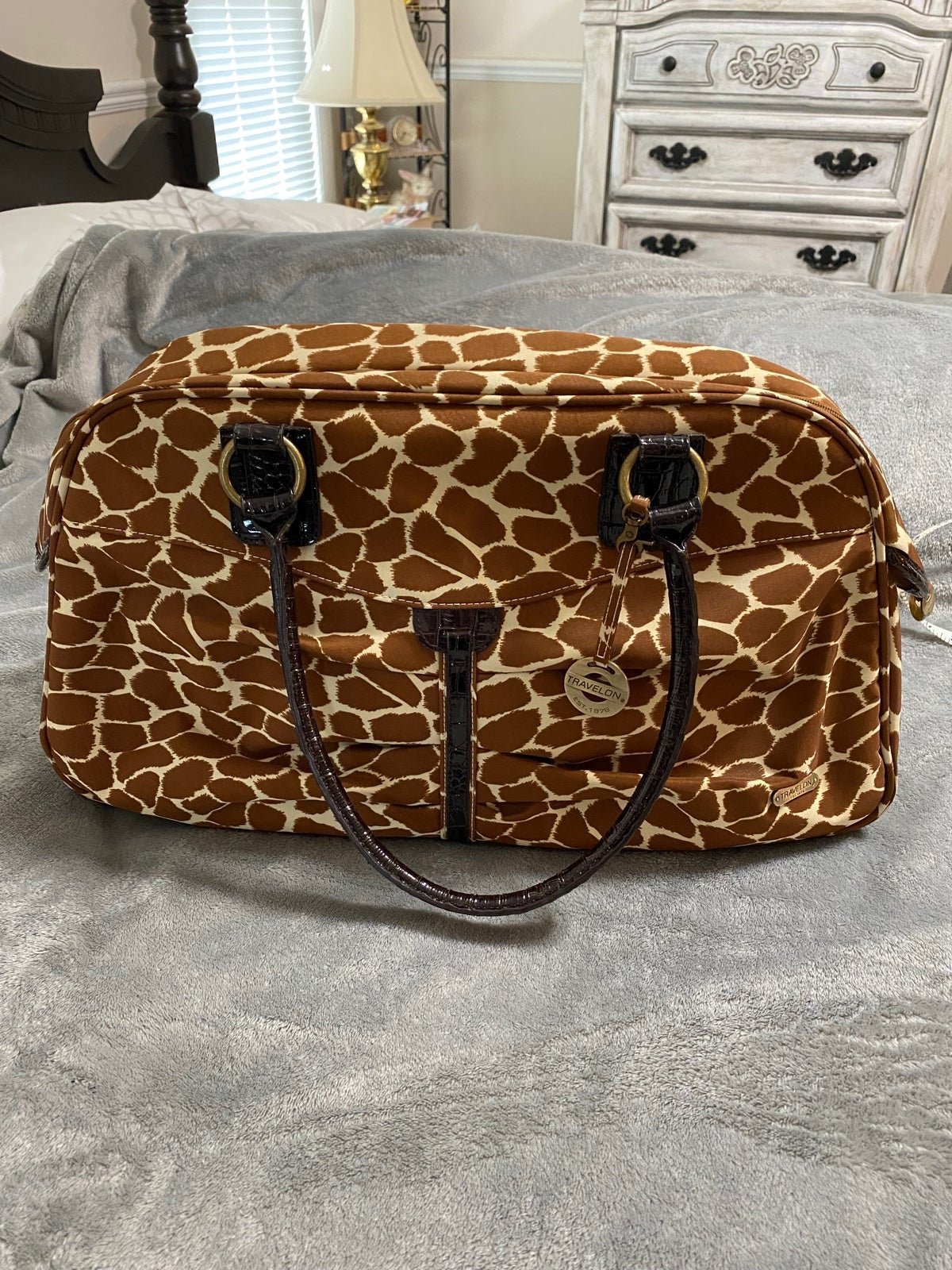 Travelon travel bag, giraffe print with 3 mesh interior pockets & 1 zip pocket,