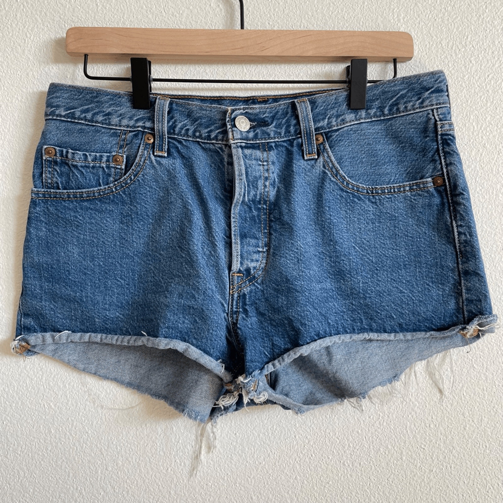 Levi’s 501 Medium Blue Wash High Rise Cut Off Shorts Women’s size 29