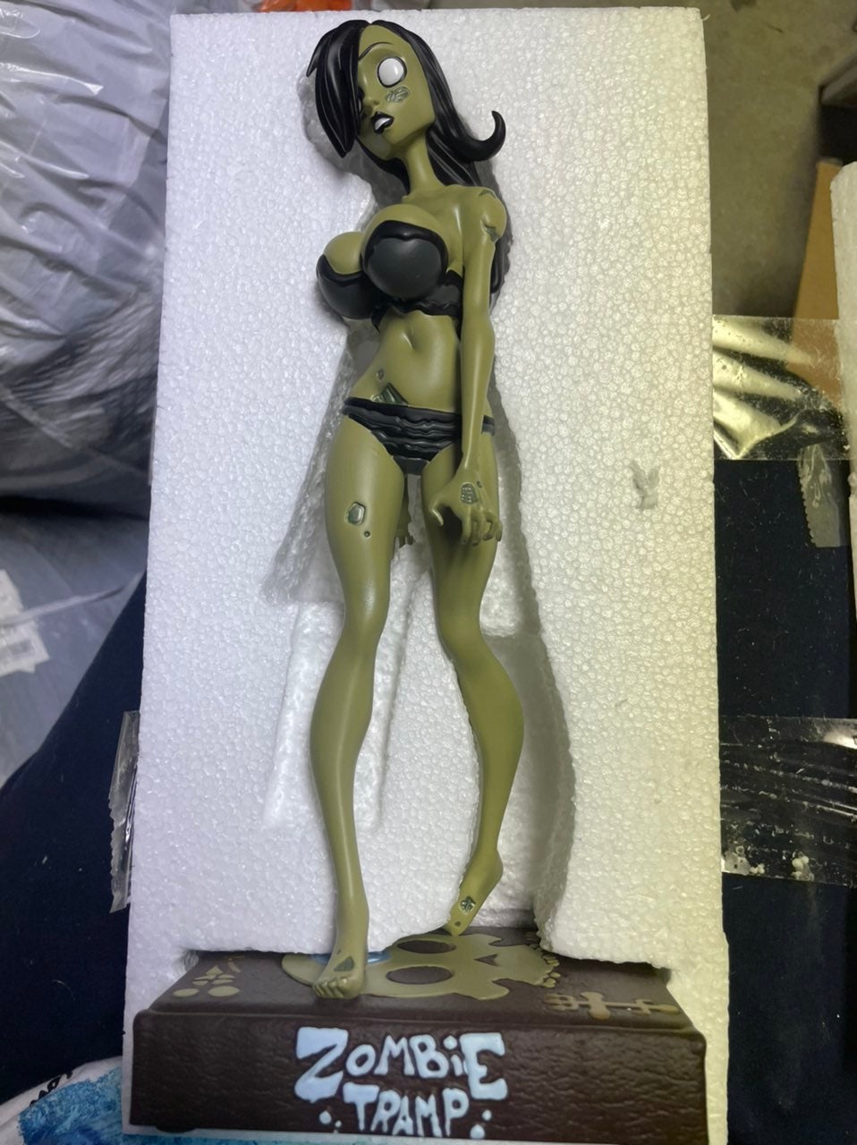 Figure zombie tramp statue 48/250