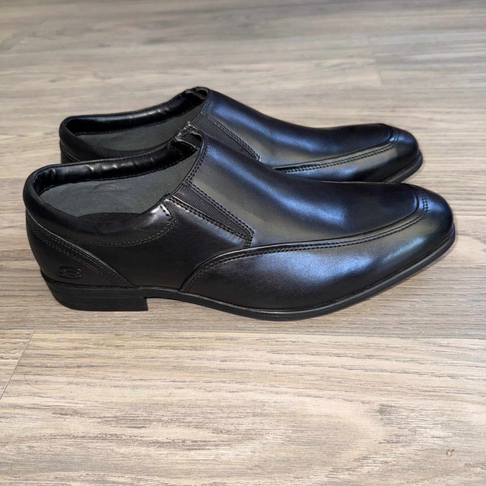 Skechers Leather Street Dress Collection Classic Fit AirCooled Memory Foam 9.5