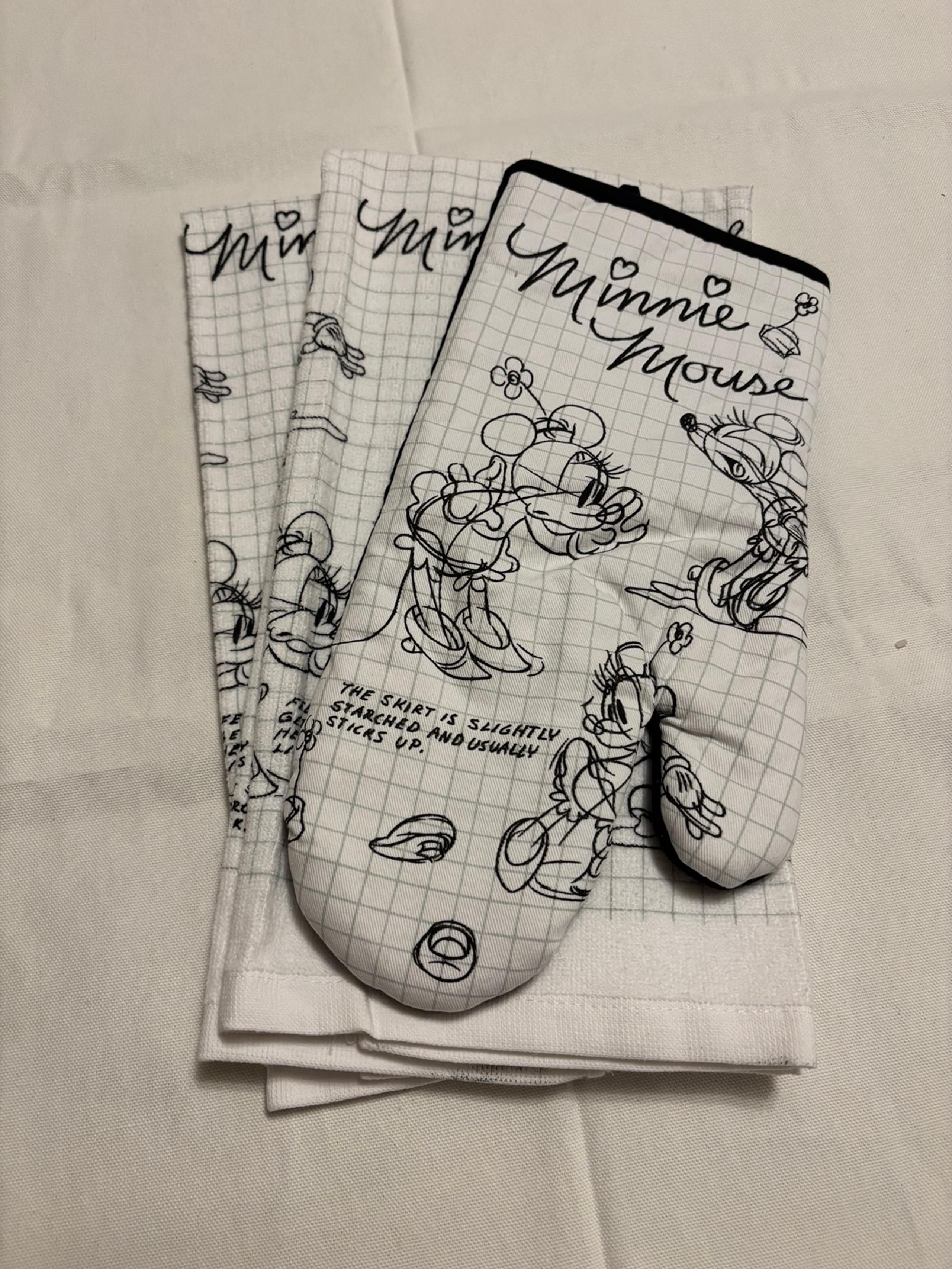 Disney Minnie, mouse, oven mitt and 2 kitchen towels