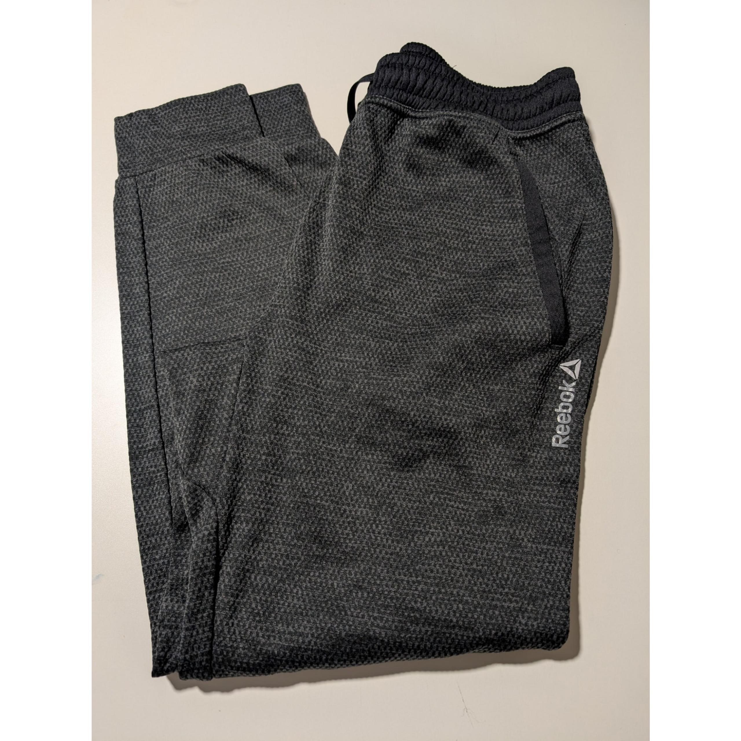 Reebok Size Medium Men's Gray & Black Jogger Pants