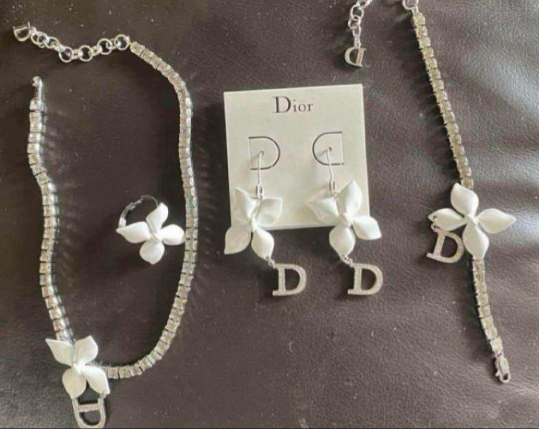 Christian Dior White Flower Accessory Set Necklace