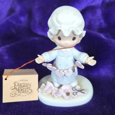 Precious Moments Figurine You Have Touched So Many Hearts E-2821-1983