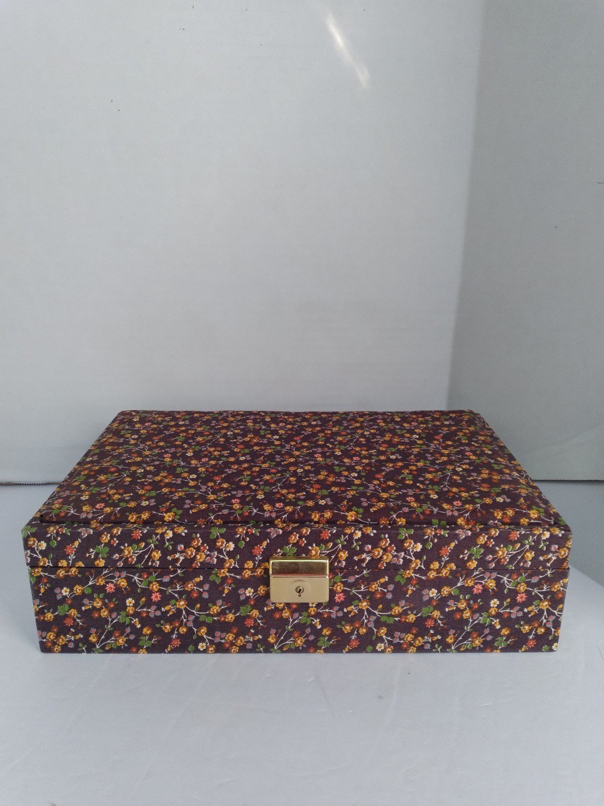 Vintage Floral Pattern Jewelry Box with Gold Lock and Velvet Interior Compartmen