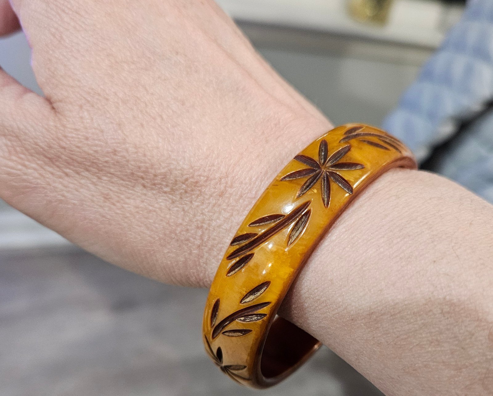 Bakelite Vintage carved flower bangle