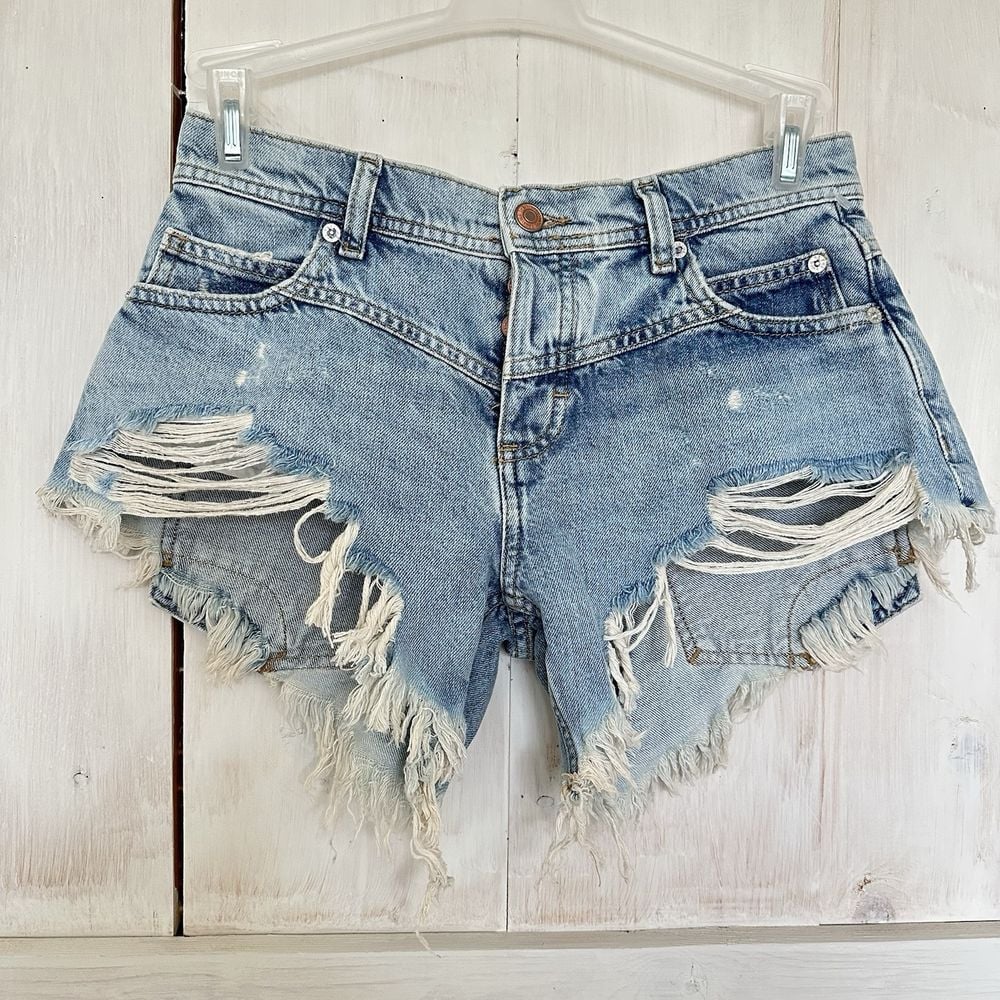 We The Free Westwood Mid-Rise High Low Denim Short NWT SIZE 25 Distressed