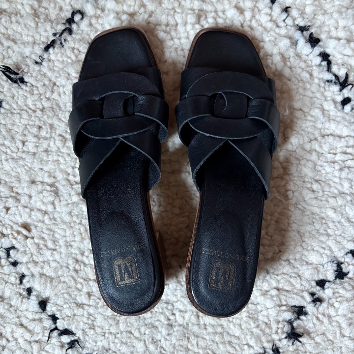 M by Bruno Magli Aria black leather sandals size 39.5 Italian design block heels
