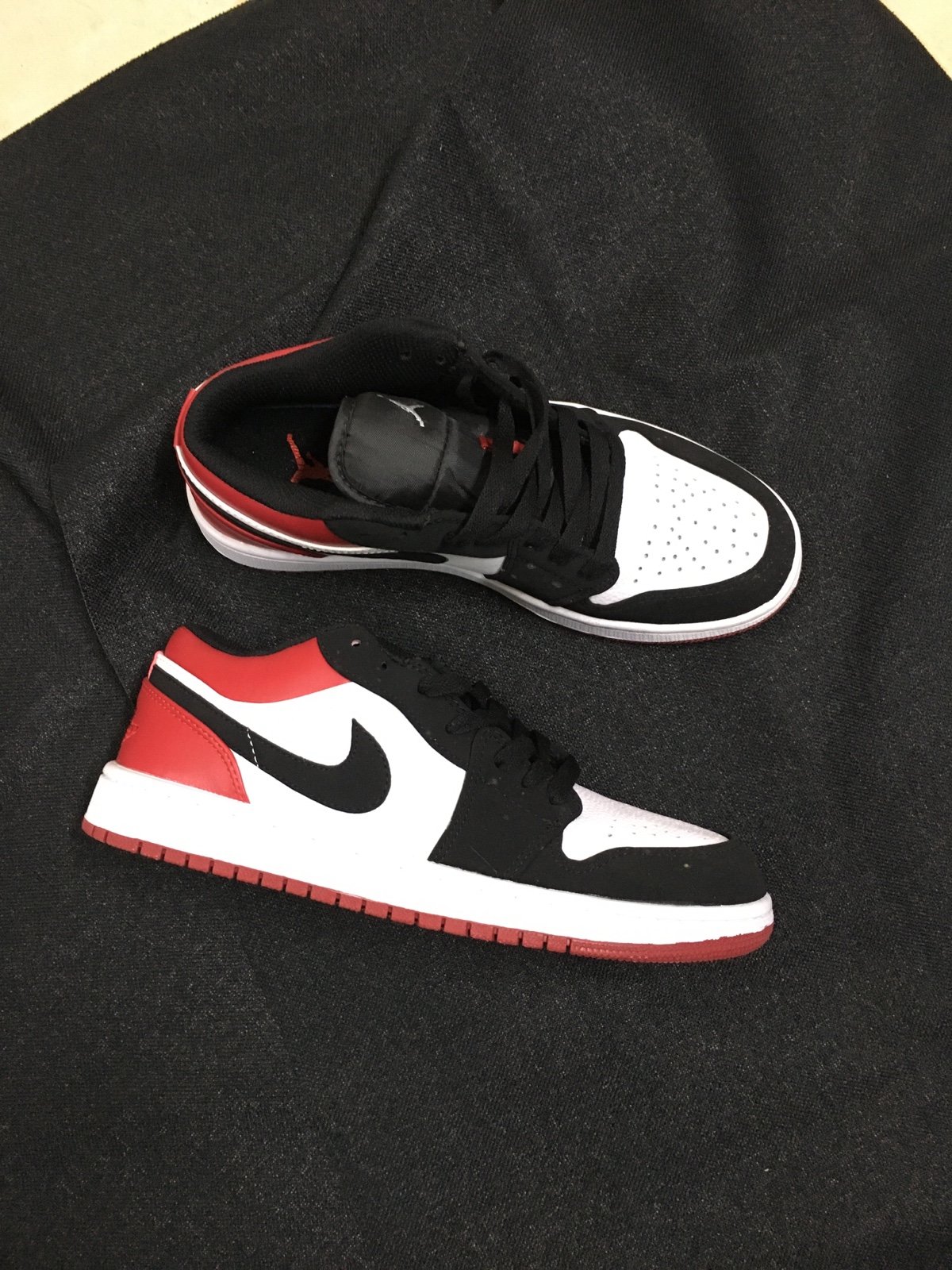 Jordan 1 low black toe size 8