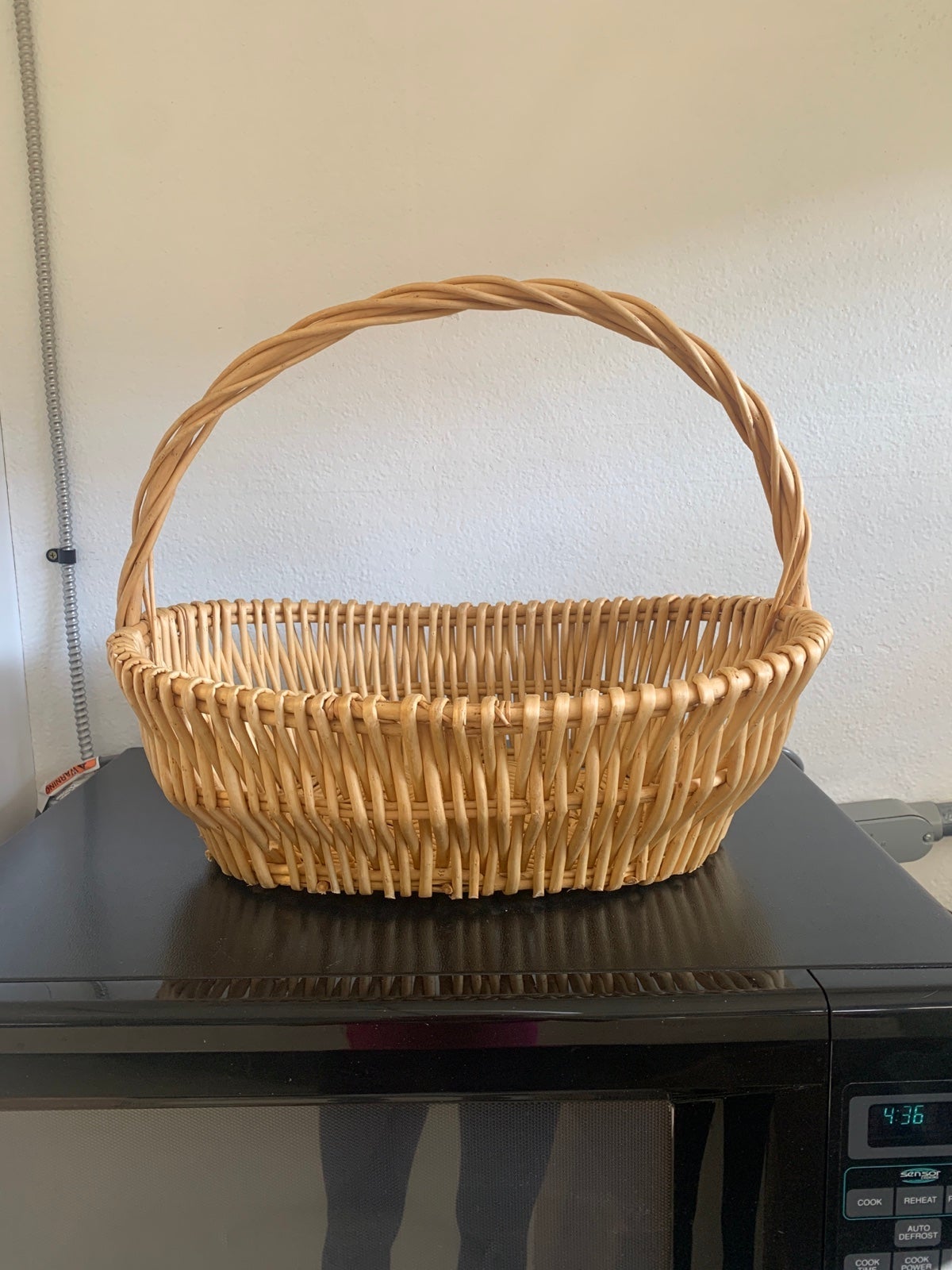 Large Wicker Basket with Handle ~ Excellent condition!