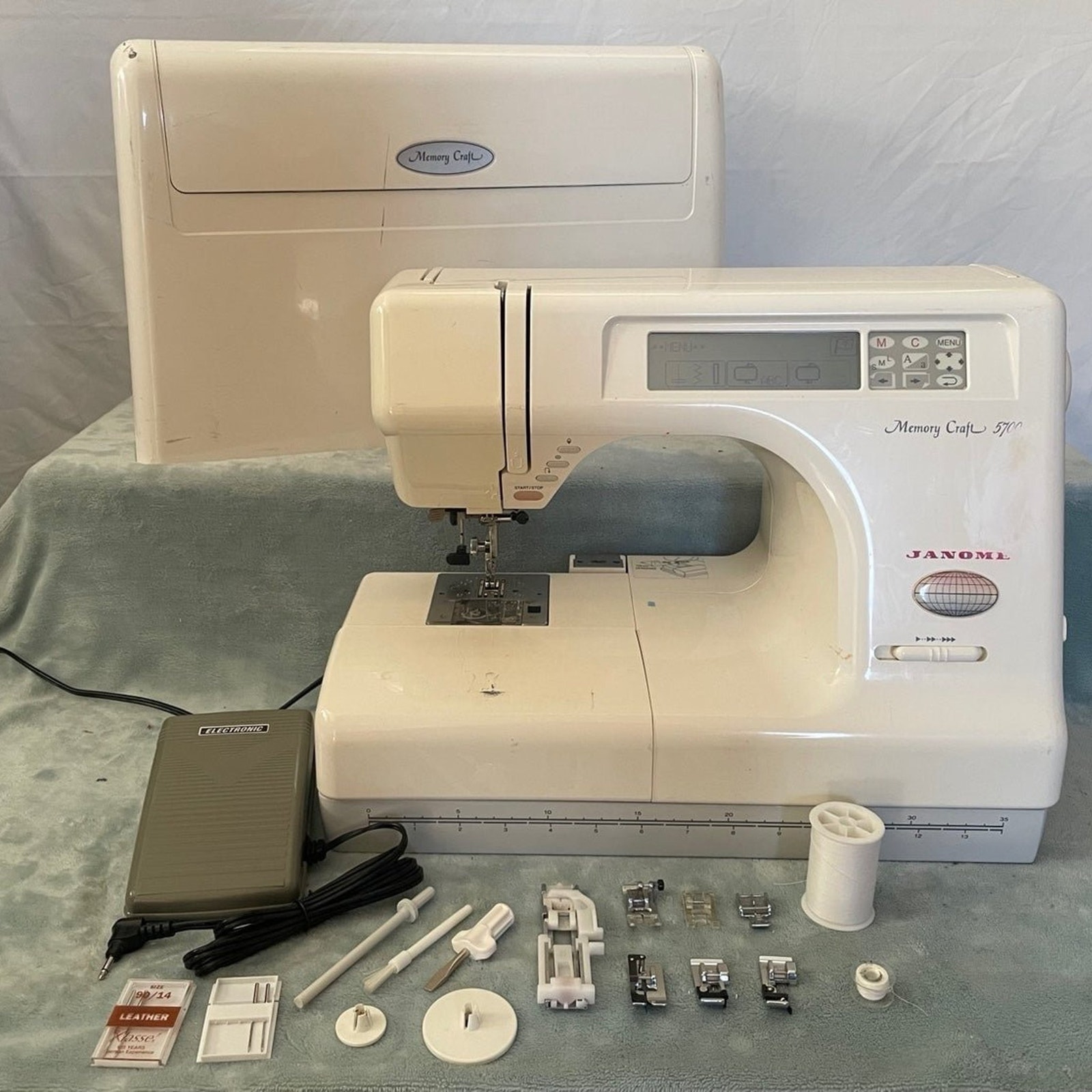 Janome Memory Craft 5700 MC5700 Sewing Embroidery Machine + Pedal, Case & EXTRAS