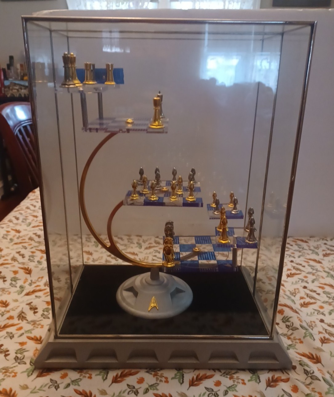 Official Franklin Mint 1994 STAR TREK Tridimensional 3D Chess Set. With Papers