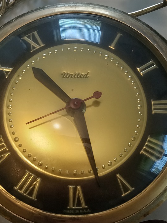 VINTAGE PIERCED METAL GOLD TONE BANJO WALL CLOCK