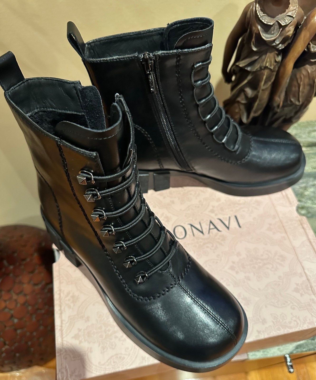 NIB BONAVI STACEY 22W7-17 Combat Leather BOOT. Black. Zipper closure. Size 38