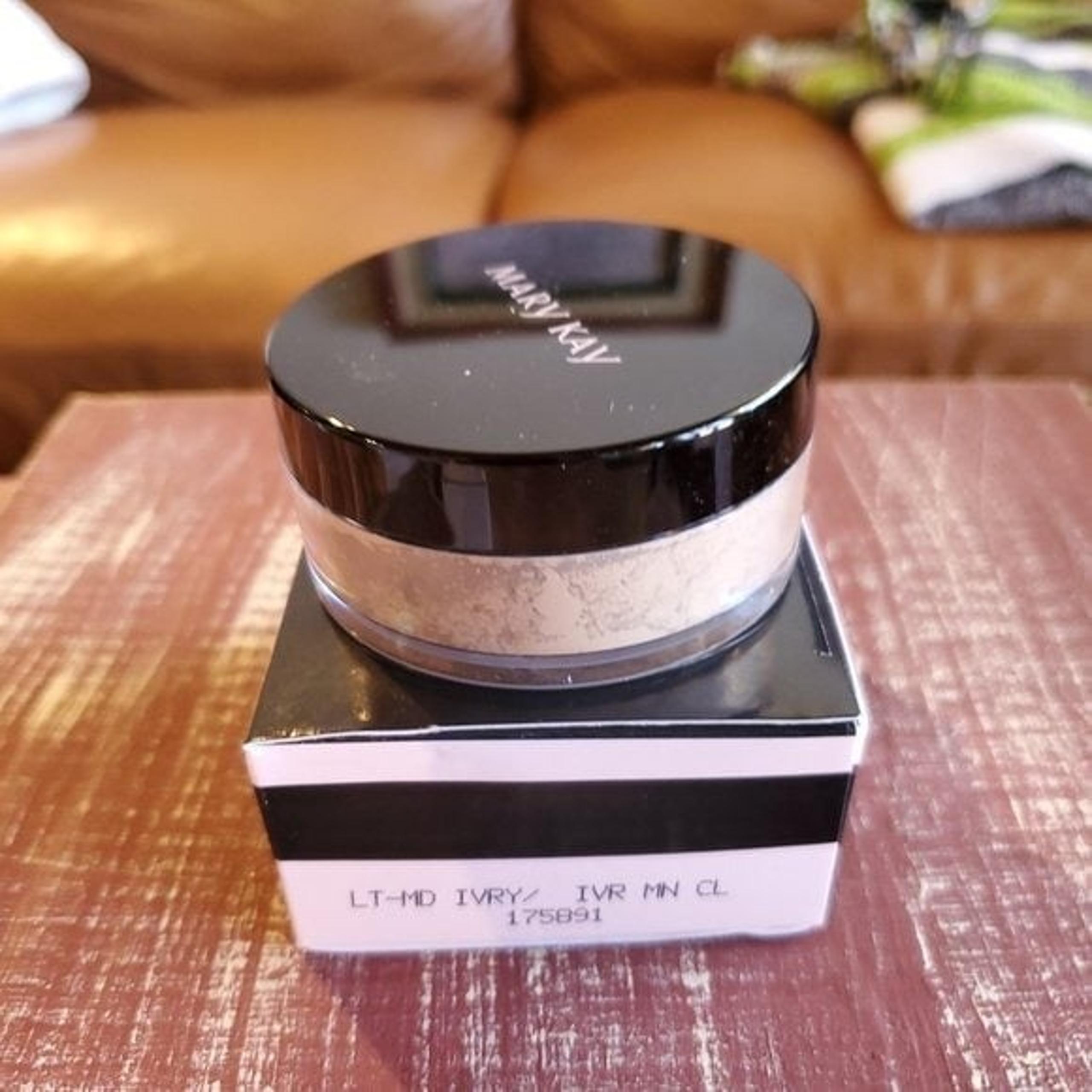 Light-to-Medium Ivory Silky Setting Powder Mary Kay