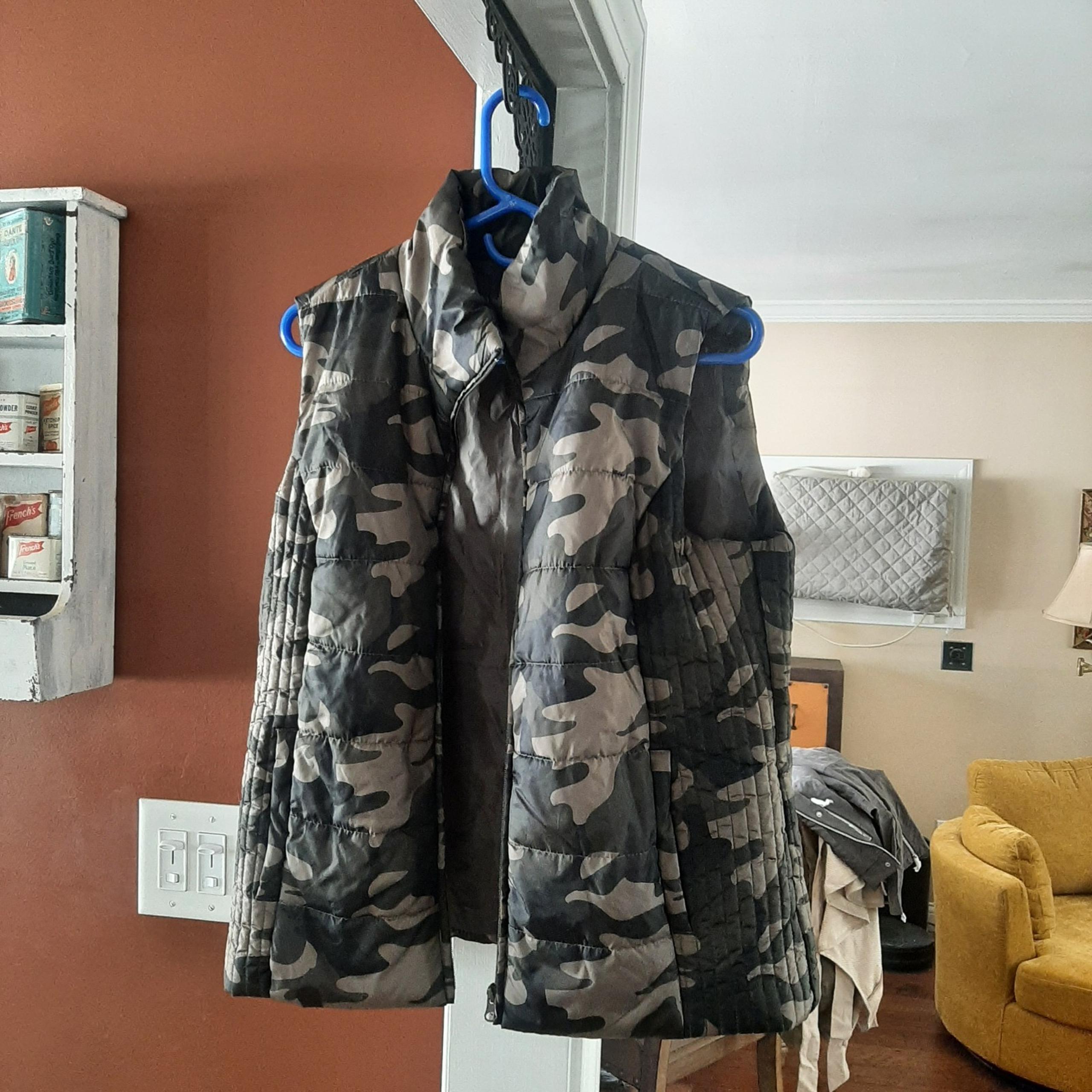 New York & Company Puffer Vest Camo sz L