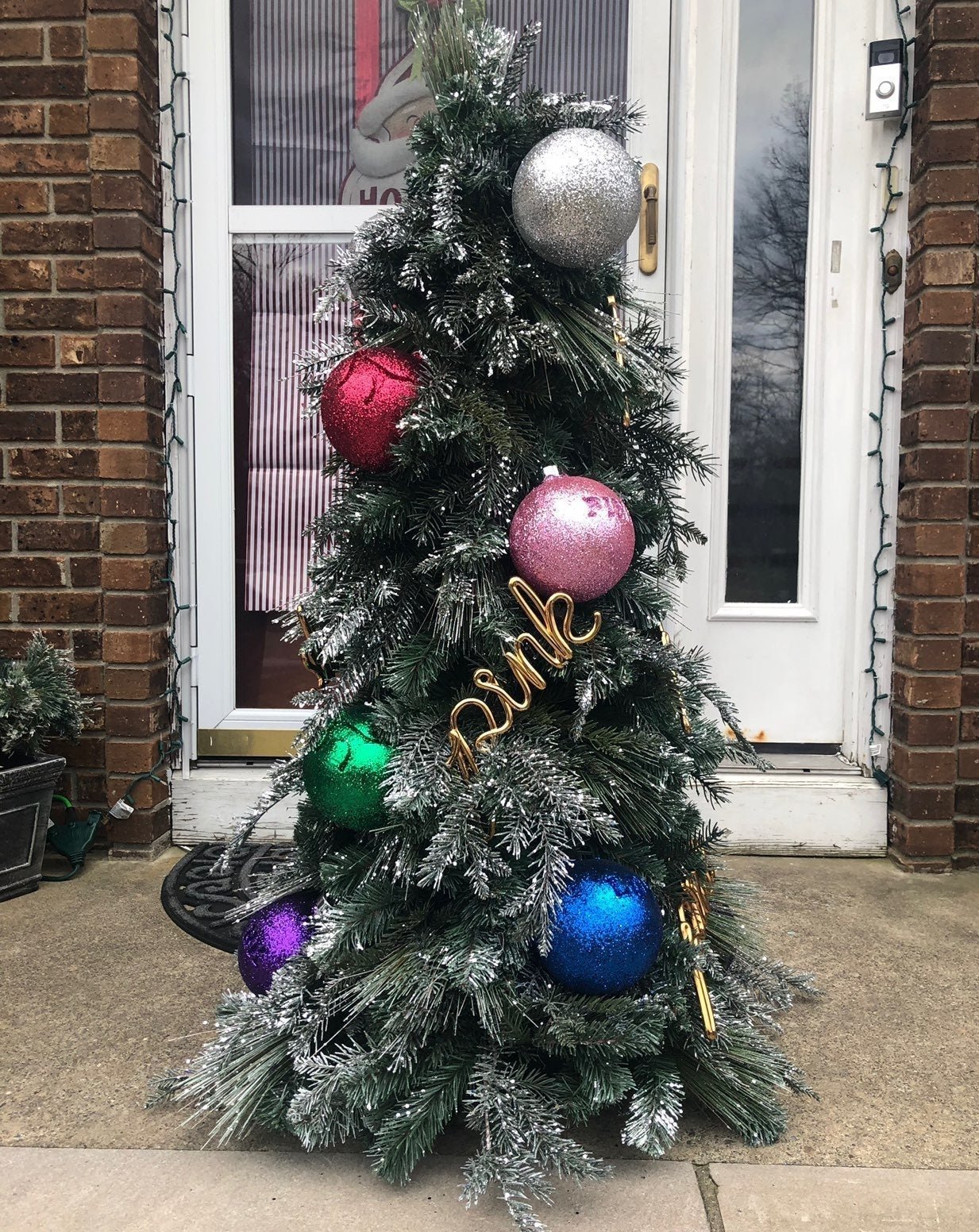 VS PINK 2018 Christmas Tree Display