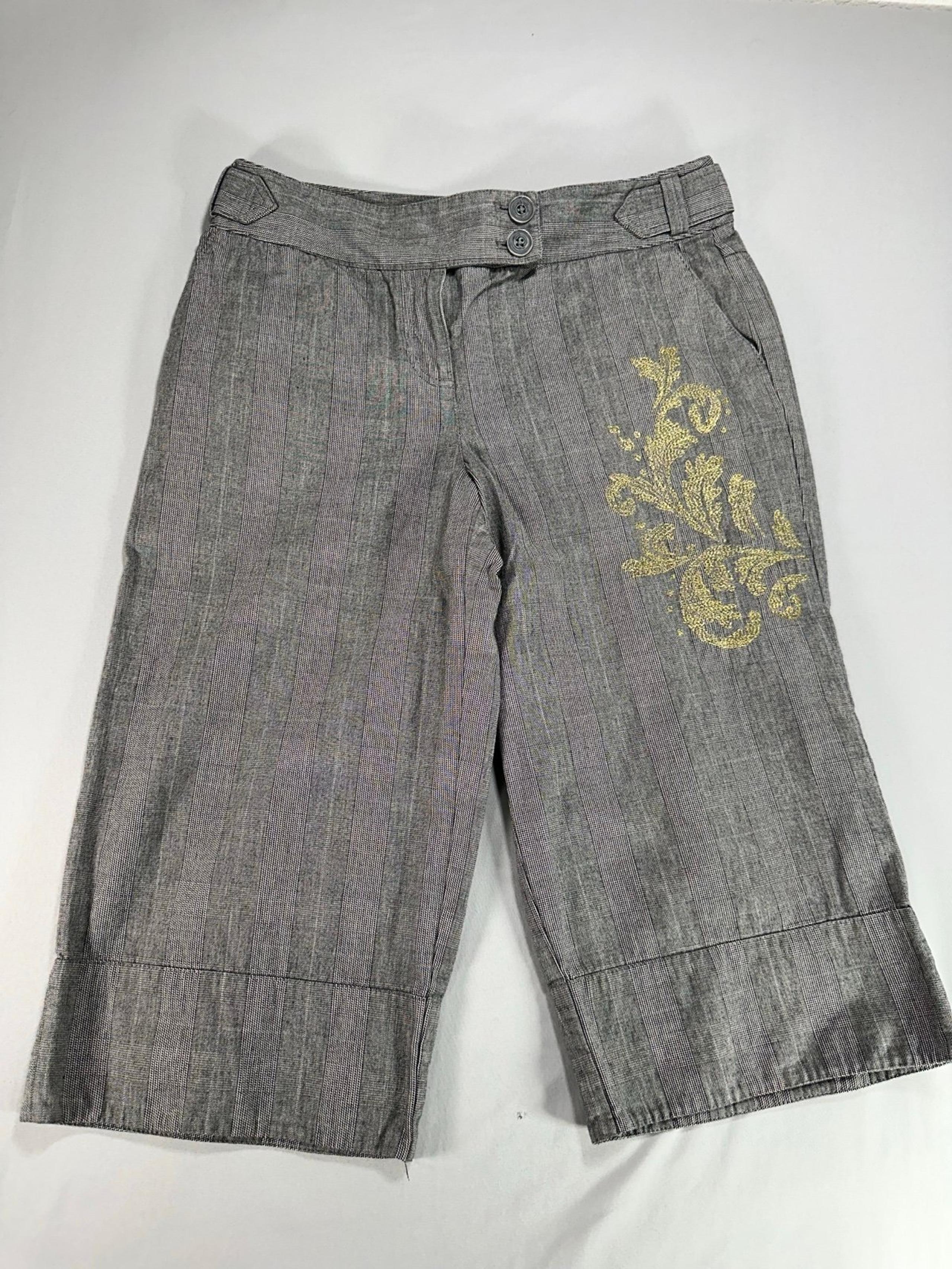 Women's Ann Taylor Loft Embellished Gray Capri Pants. Size 10 # 556