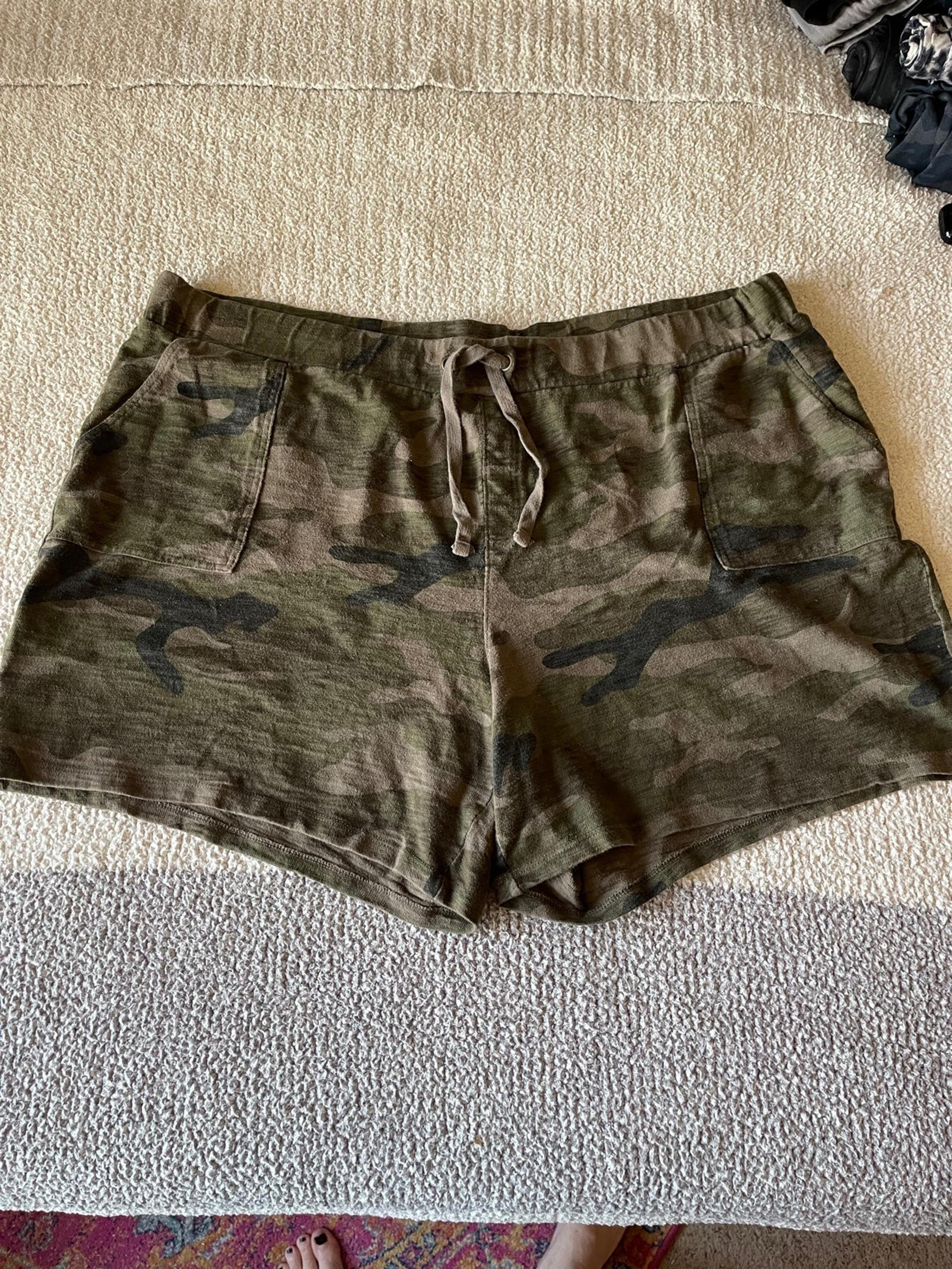 Terra & Sky women’s camo print shorts 2X