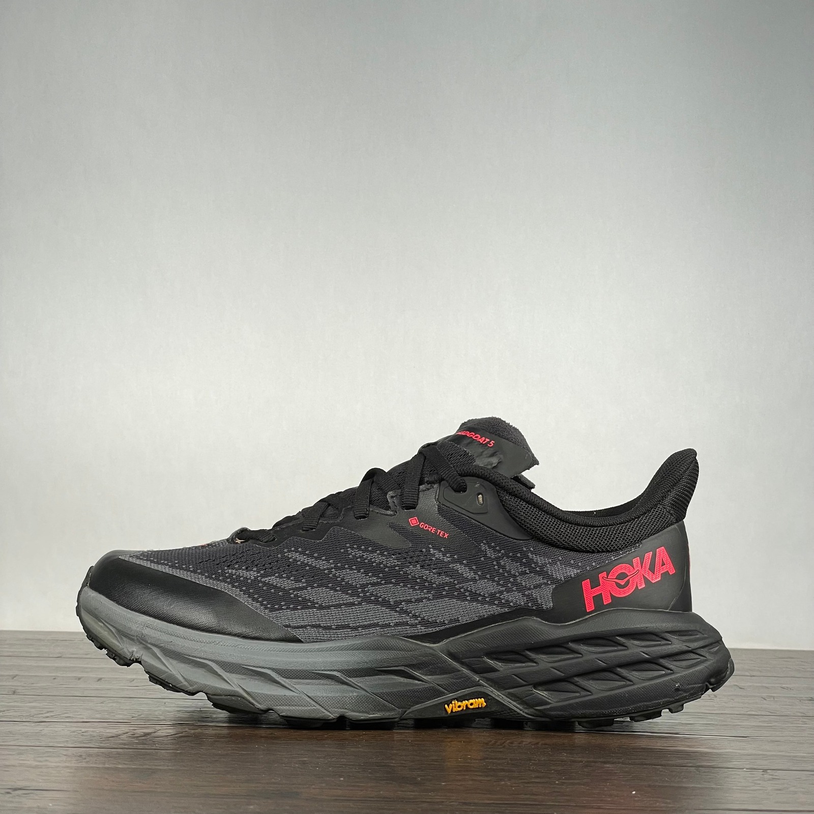HOKA SpeedGoat 5 GTX Low Womens 8.5B Black Red Trail Running Shoes Hiking Camp