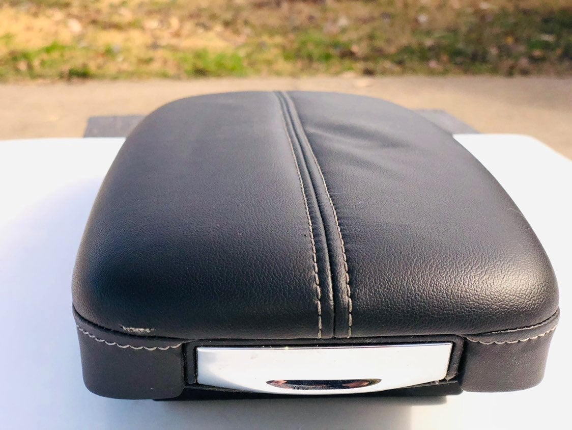 2014 Cadillac SRX consosole lid