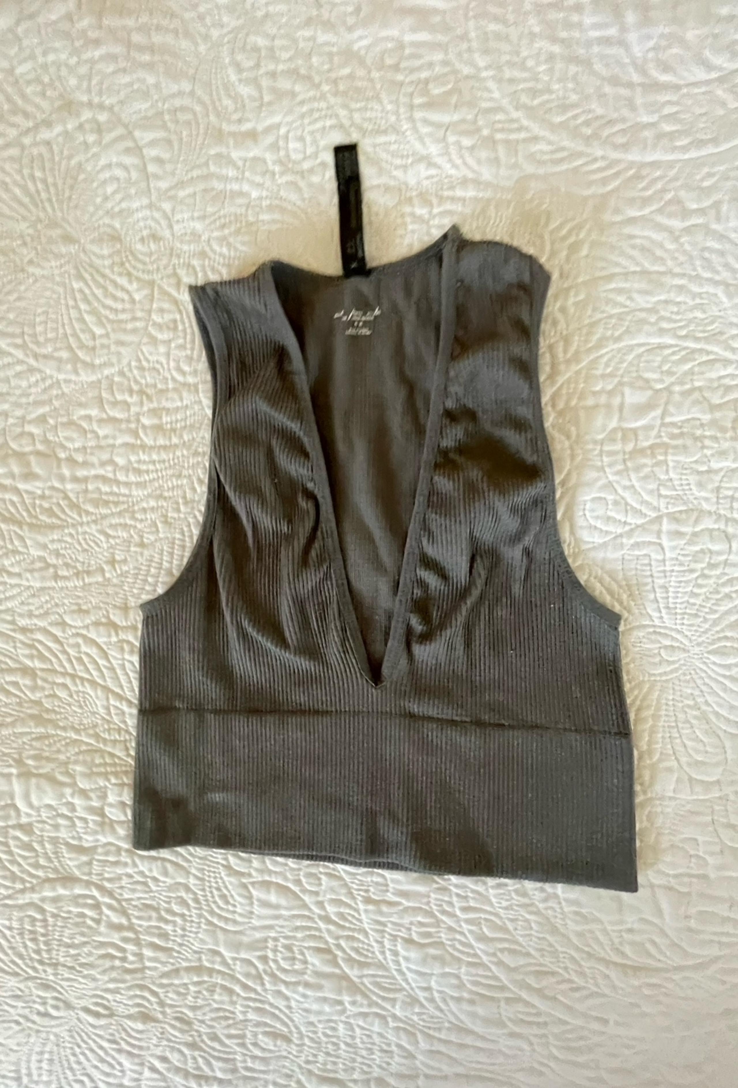 M Urban outfitters women’s ribbed V-neck crop top tank top gray summer
