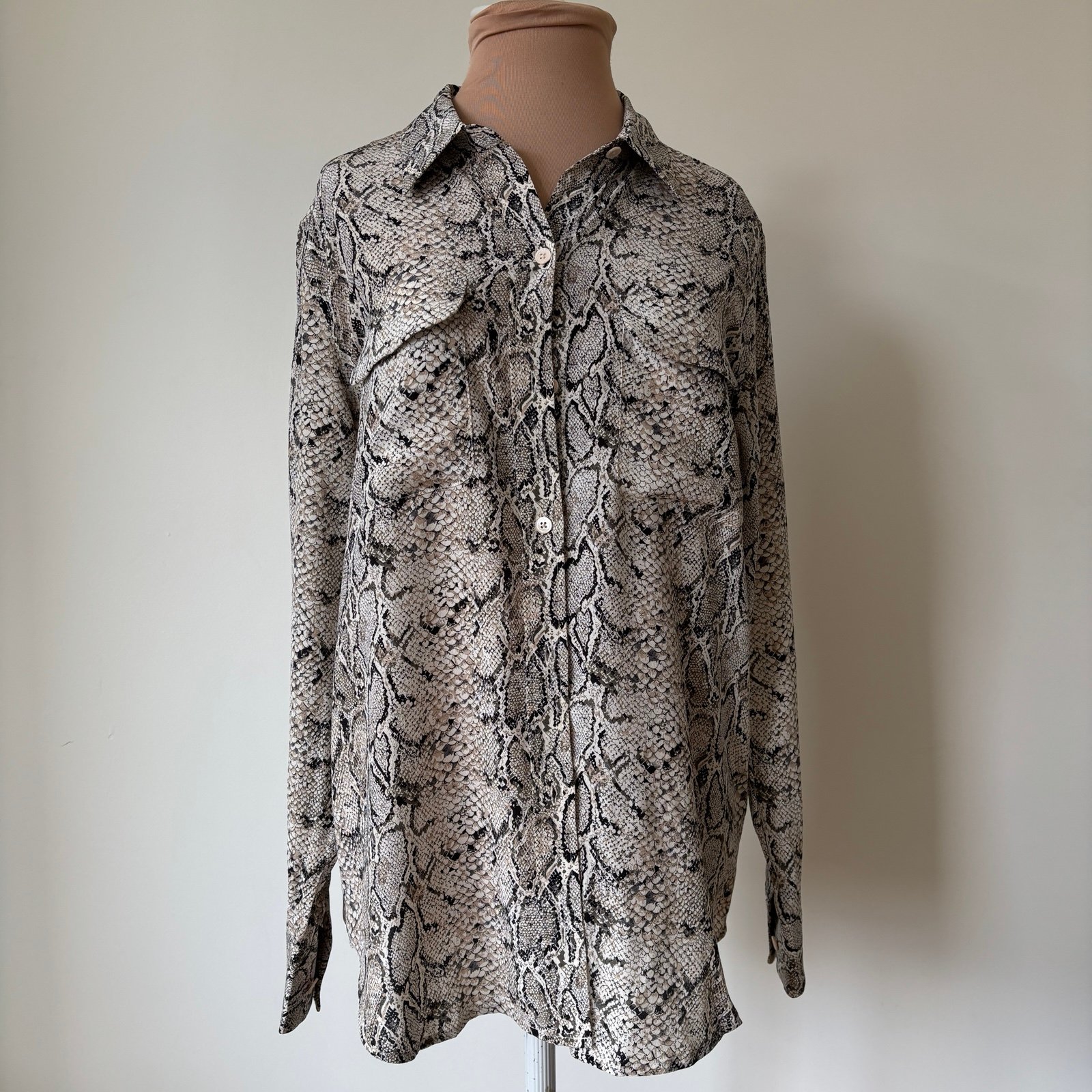 Equipment Femme Snake Print Button Down Long Sleeve Silk Slim Fit Blouse EUC M