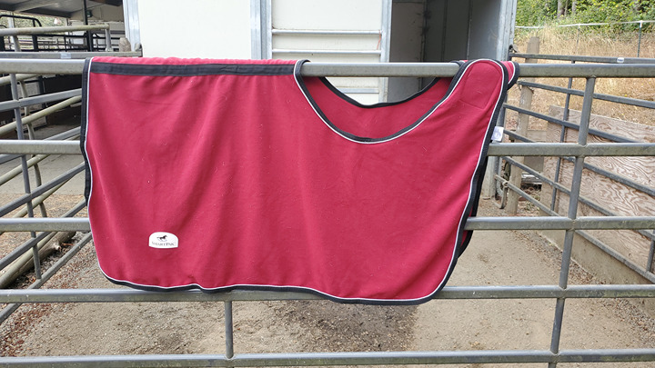 Smartpak red fleece quarter sheet horse riding