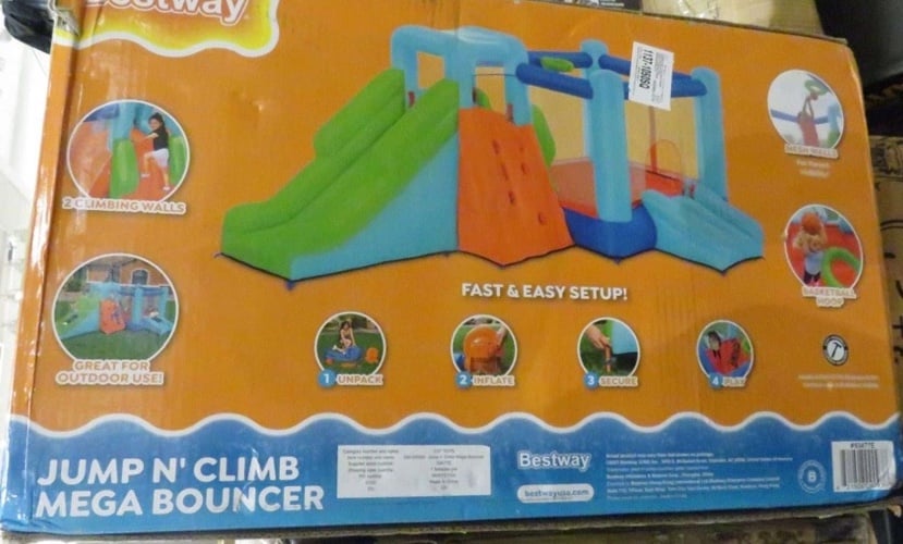 Inflatable bounce house