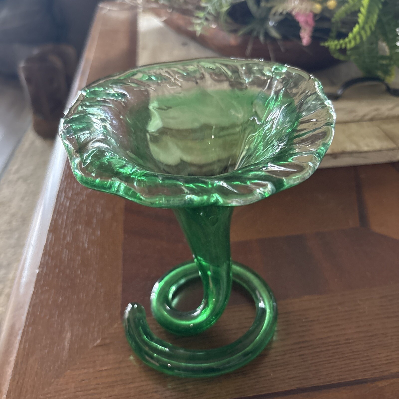 Green Hand Blown Glass Tulip Spiral Base Vase ! Neat Piece!