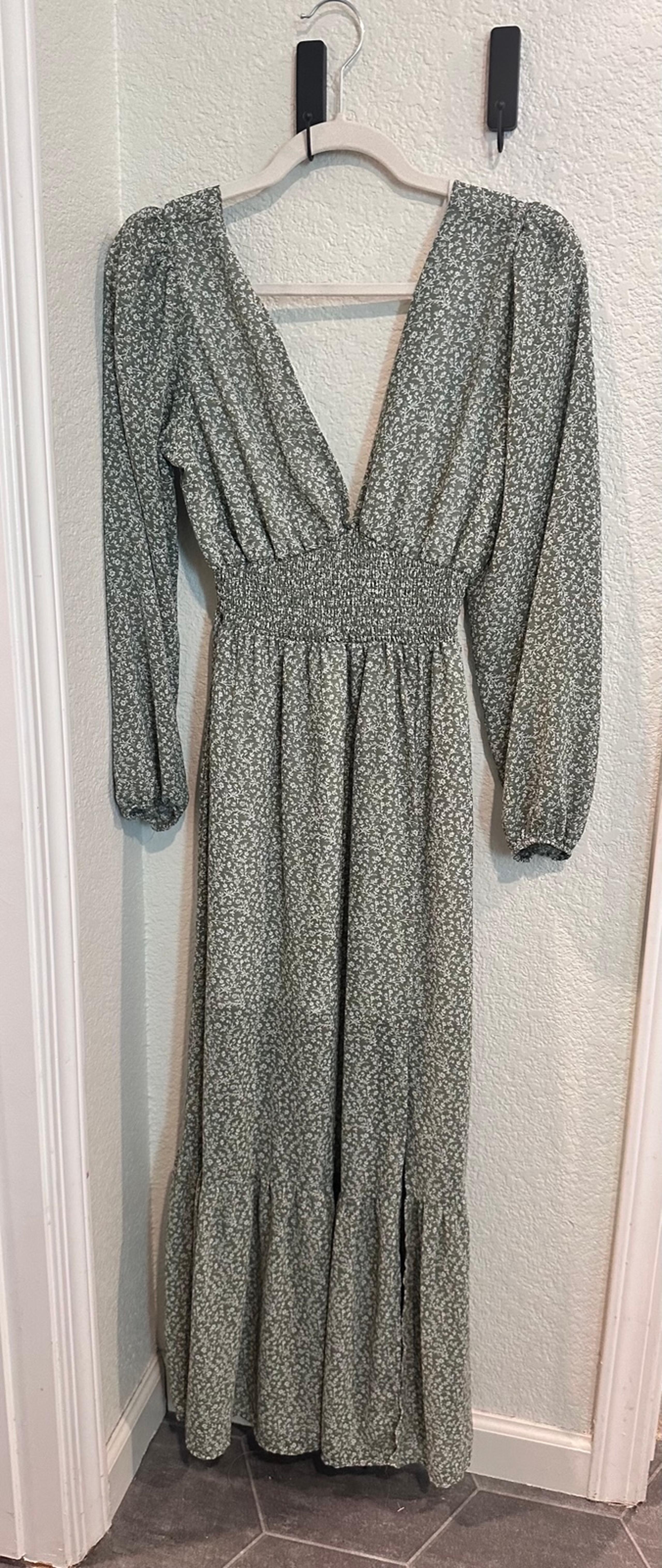Forever 21 Smocked Waist Floral Maxi Dress – Size Medium